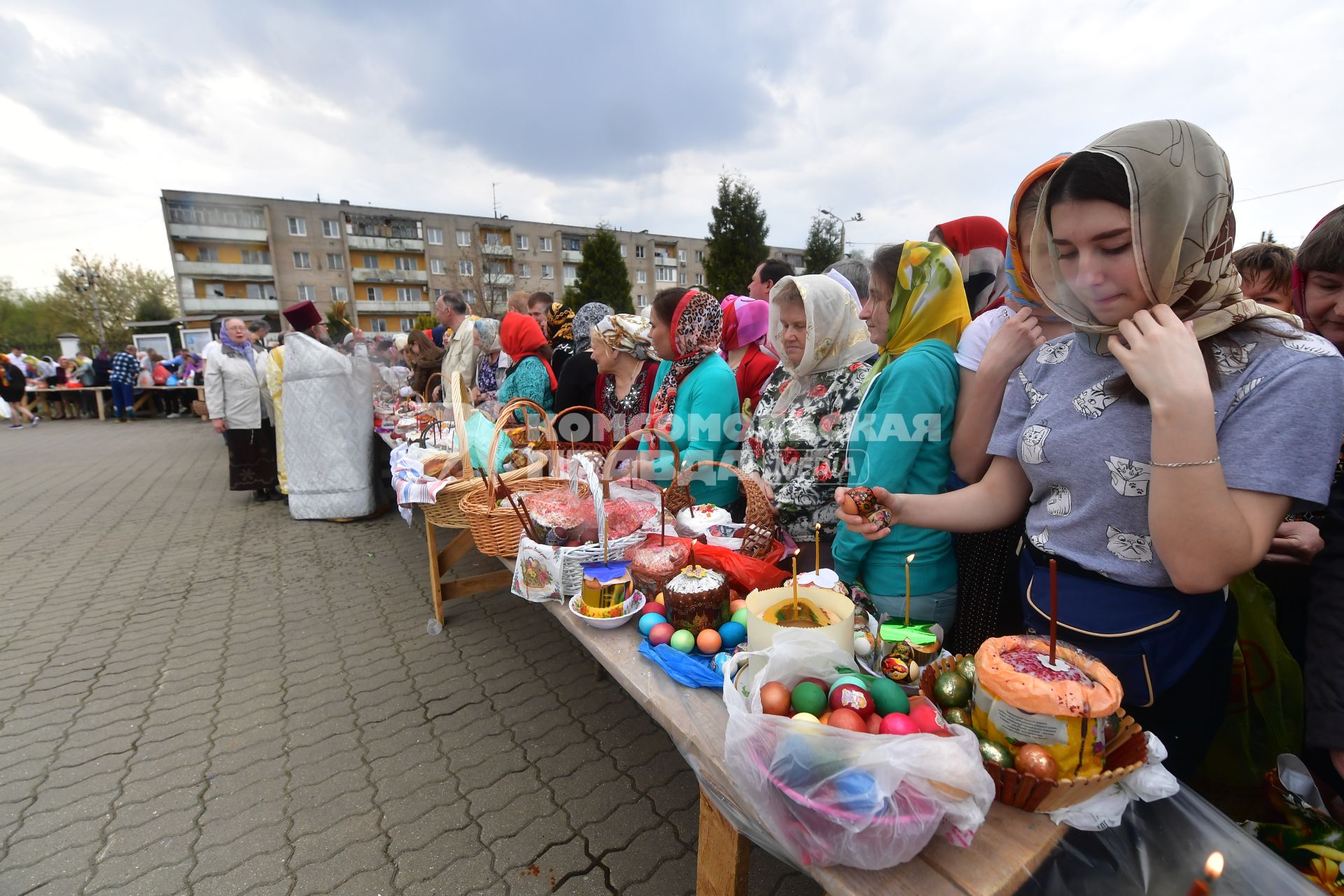 Москва. Освящение пасхальных куличей и яиц в Великую субботу.