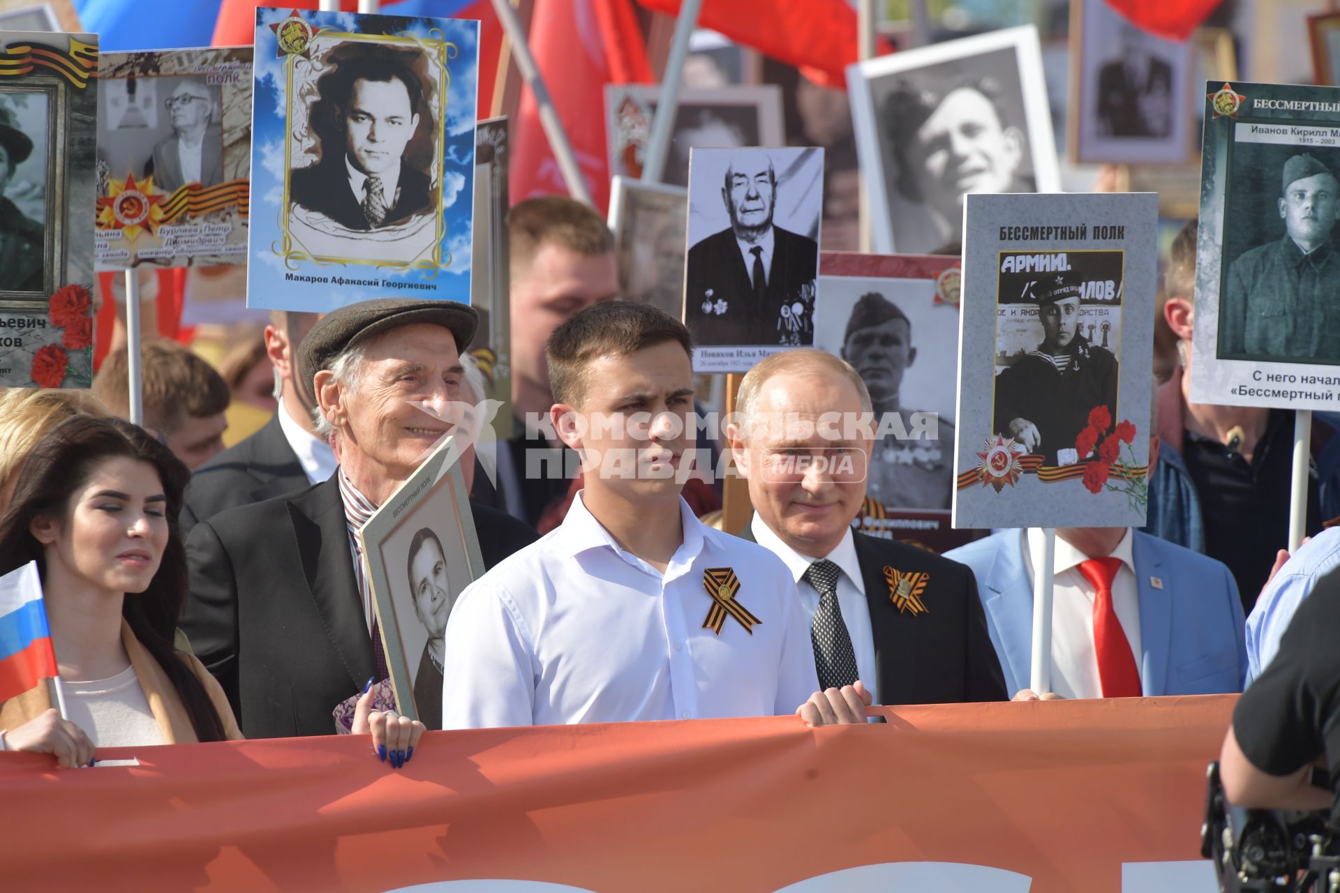 Москва.  Президент России Владимир Путин (четвертый слева) и актер Василий Лановой  (второй слева) во время акции памяти `Бессмертный полк` в День Победы.