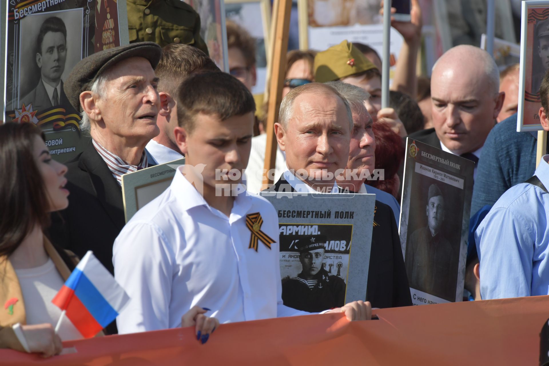 Москва.  Президент России Владимир Путин (четвертый слева) и актер Василий Лановой  (второй слева) во время акции памяти `Бессмертный полк` в День Победы.