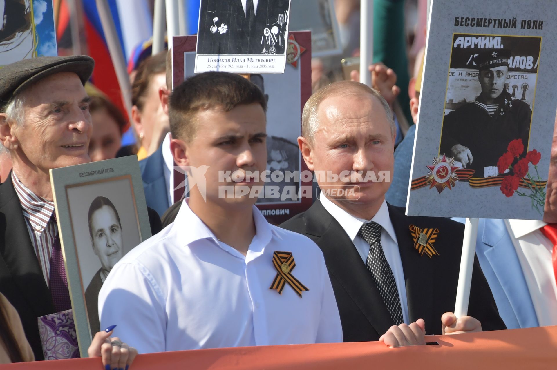 Москва.  Президент России Владимир Путин (справа) и актер Василий Лановой  (слева) во время акции памяти `Бессмертный полк` в День Победы.