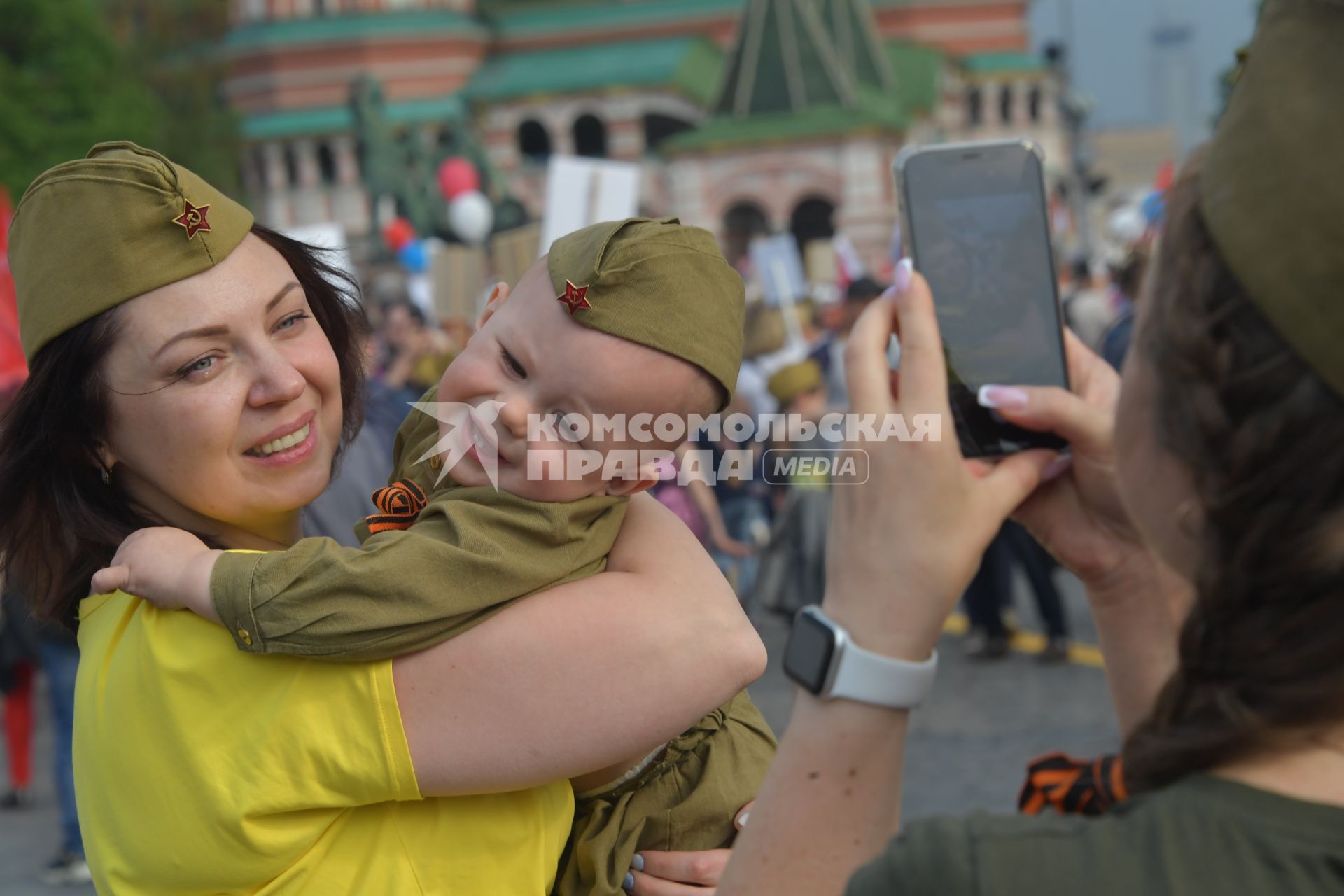 Москва.  Участники  акции памяти `Бессмертный полк` на Красной площади во время шествия в День Победы.