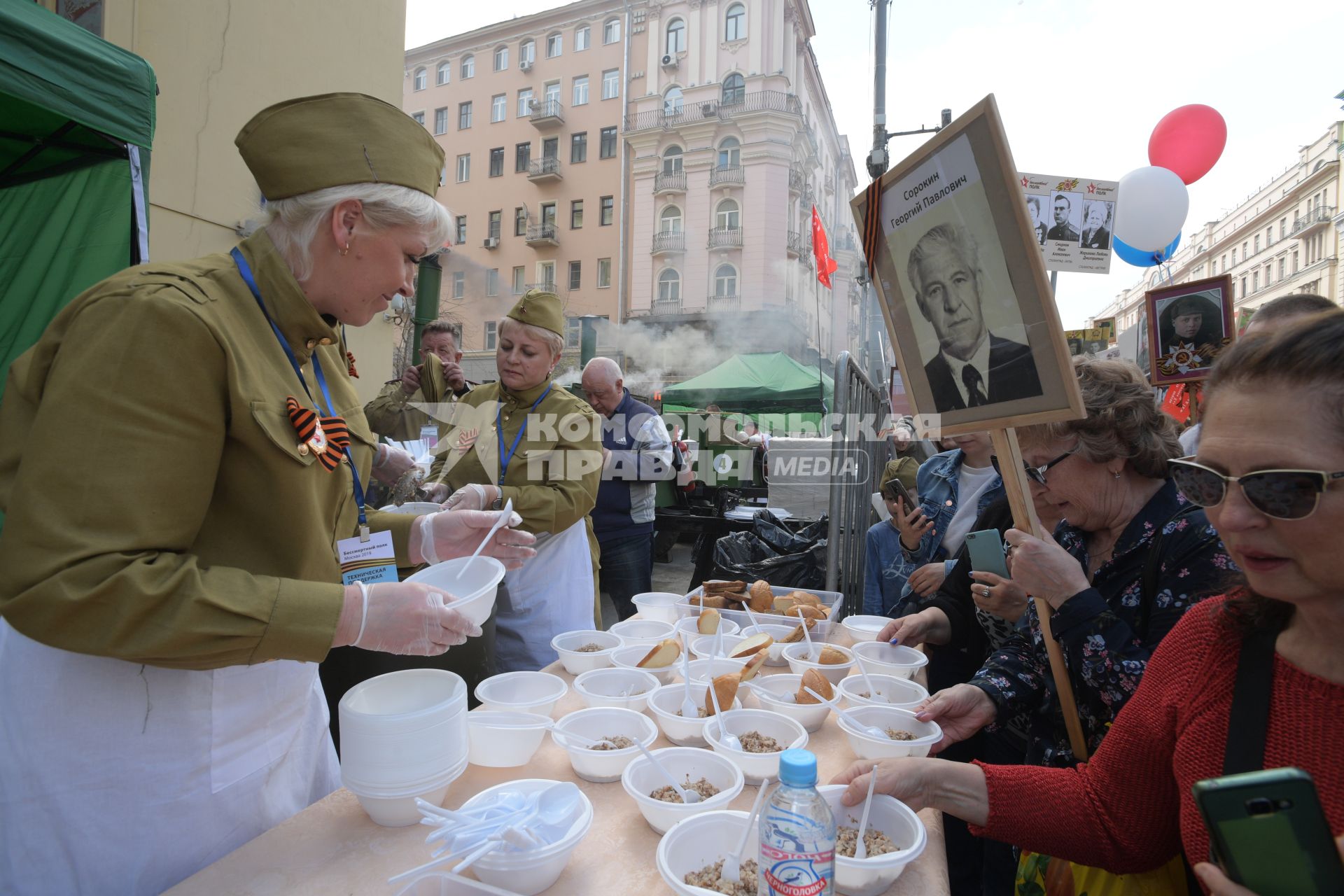 Москва. Полевая кухня во время проведения акции `Бессмертный полк` на Тверской улице.