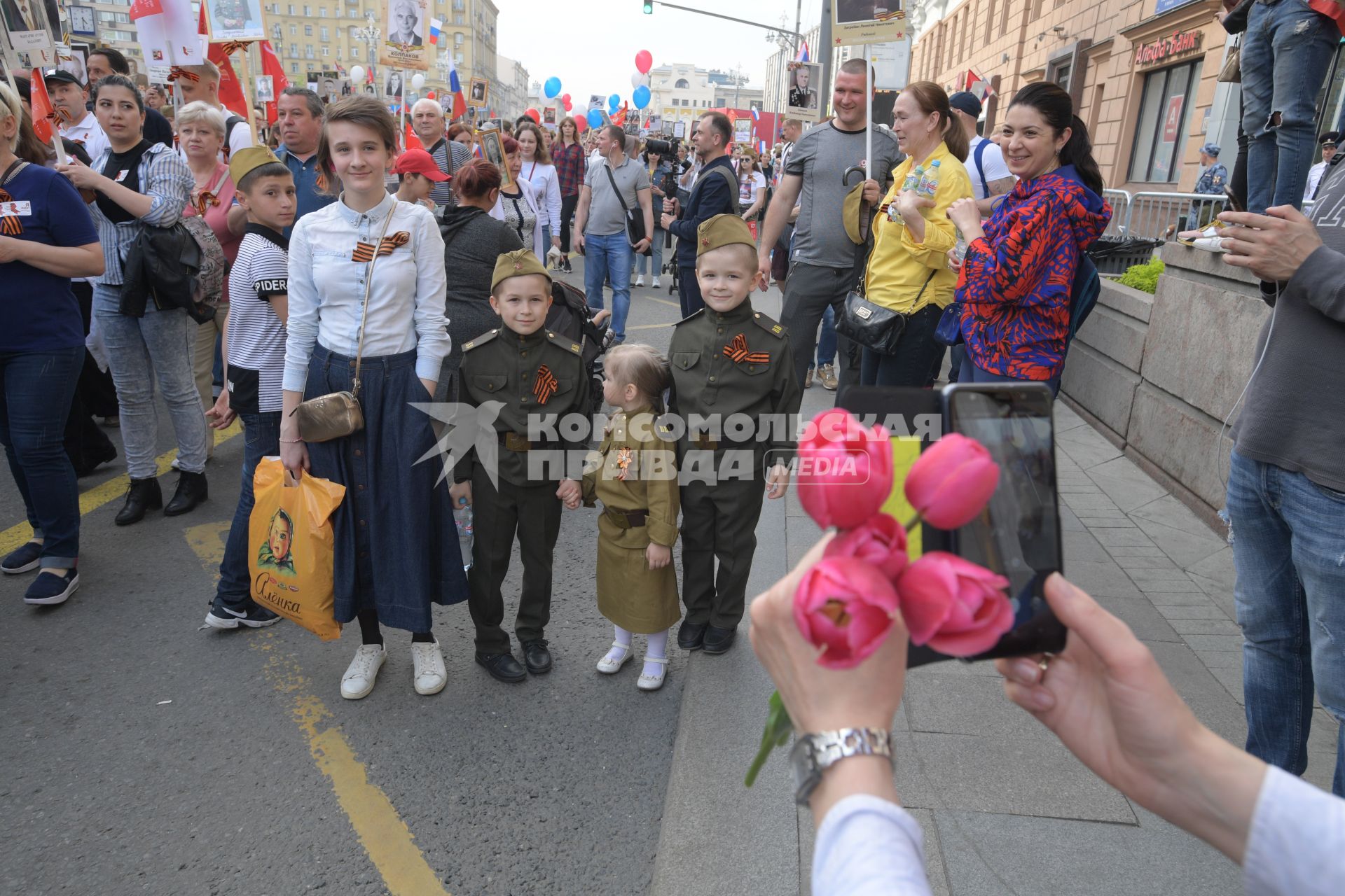 Москва. Участники акции `Бессмертный полк` на Тверской улице.