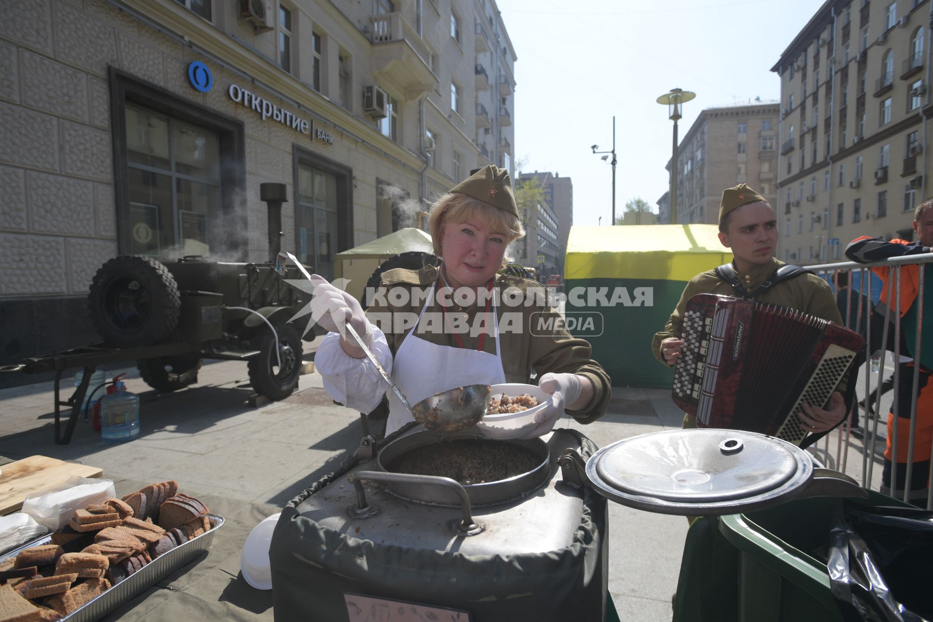 Москва. Участники акции `Бессмертный полк`на Тверской улице.