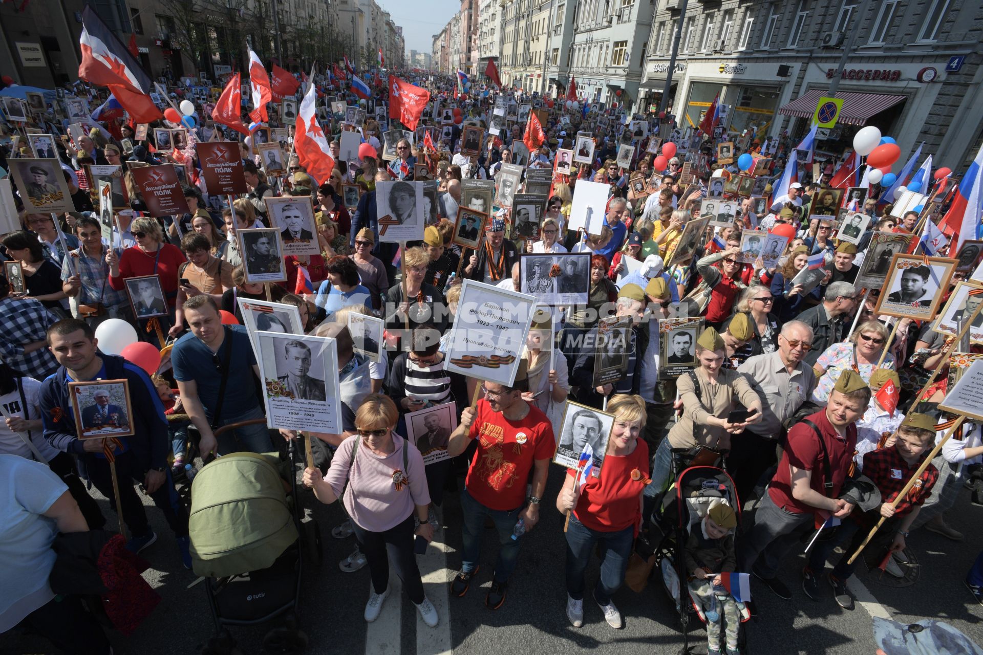 Москва. Участники акции `Бессмертный полк` на Тверской улице.