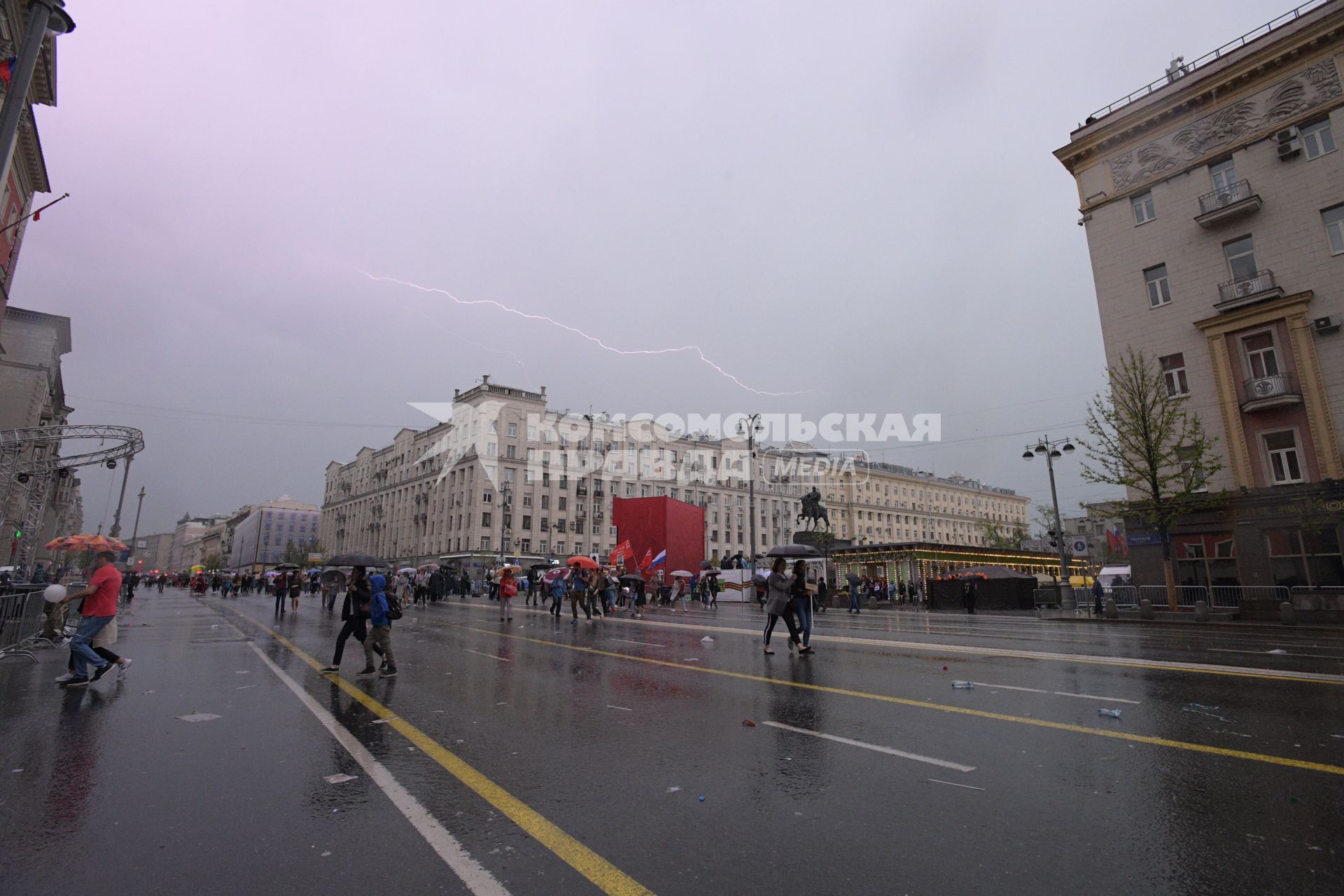 Москва. Участники акции `Бессмертный полк` на Тверской улице.