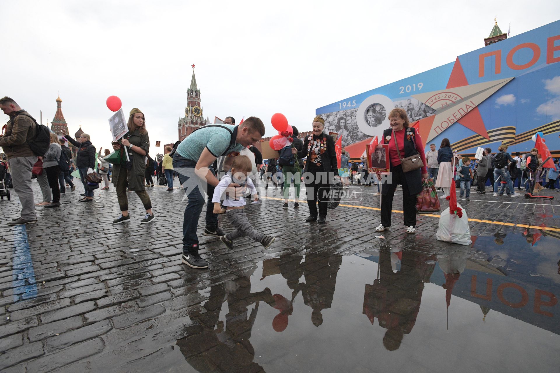 Москва. Участники акции `Бессмертный полк`на Красной площади.