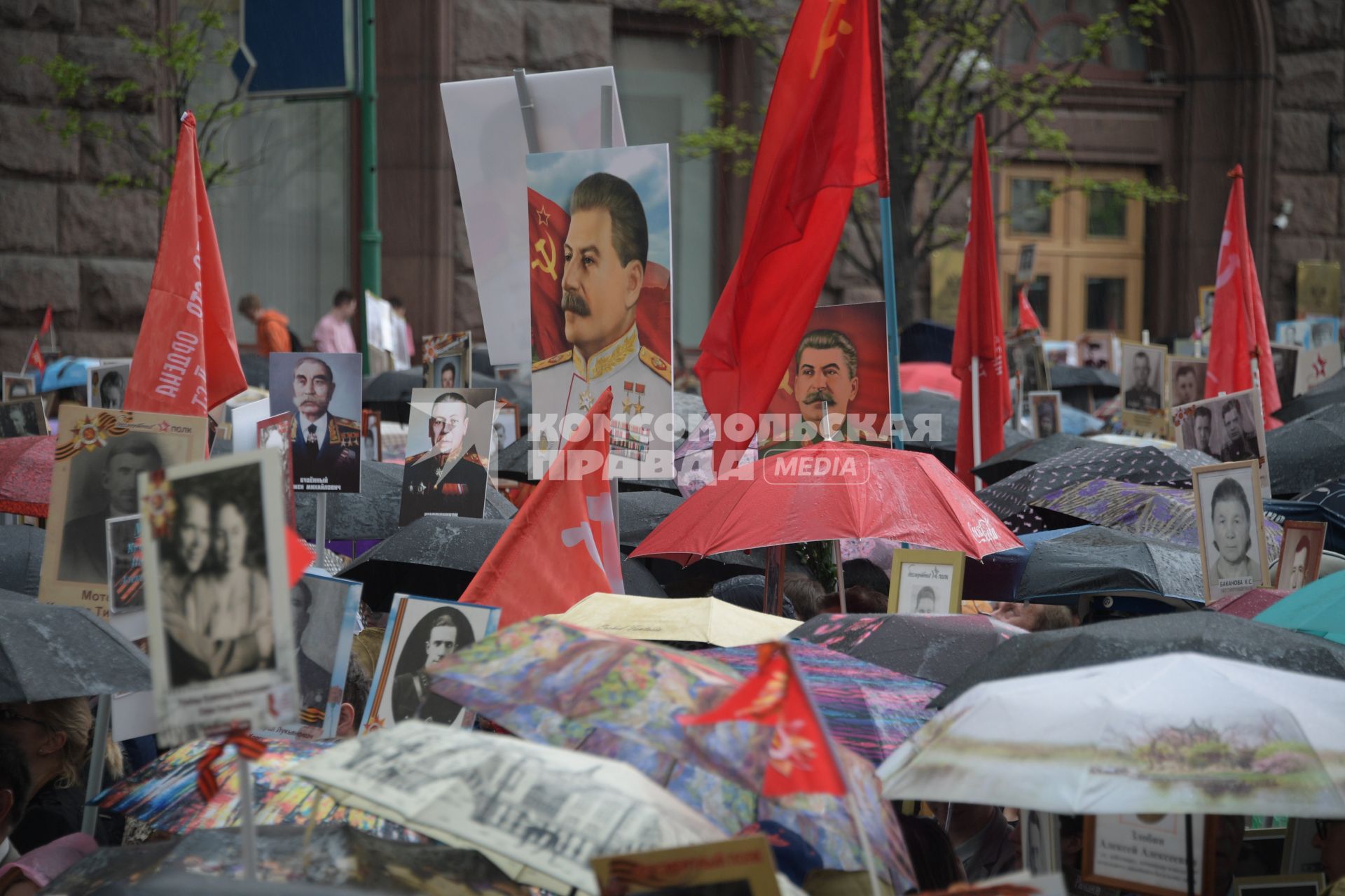 Москва. Участники акции `Бессмертный полк` на Тверской улице.