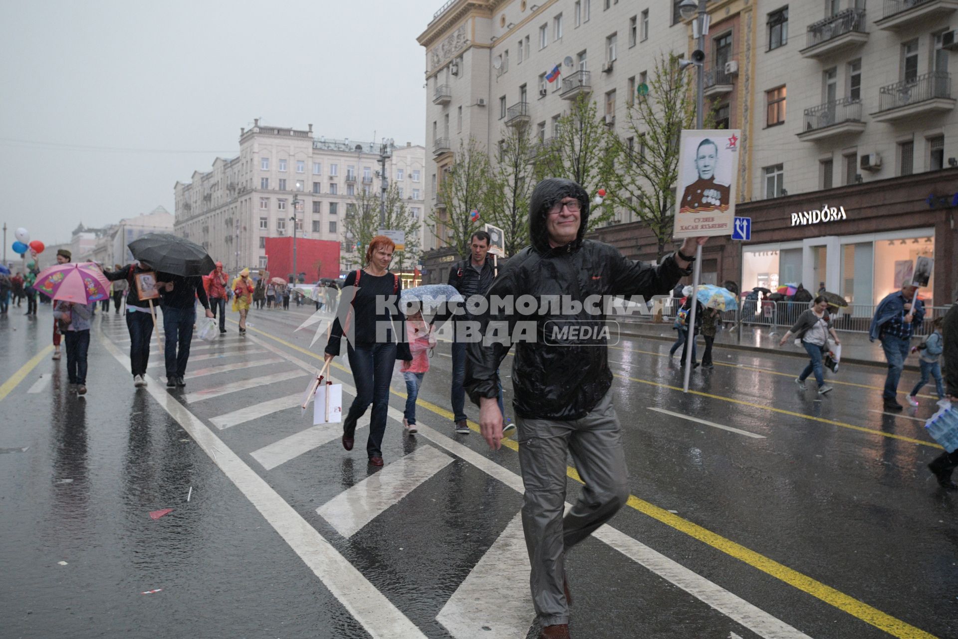 Москва. Участники акции `Бессмертный полк` на Тверской улице.
