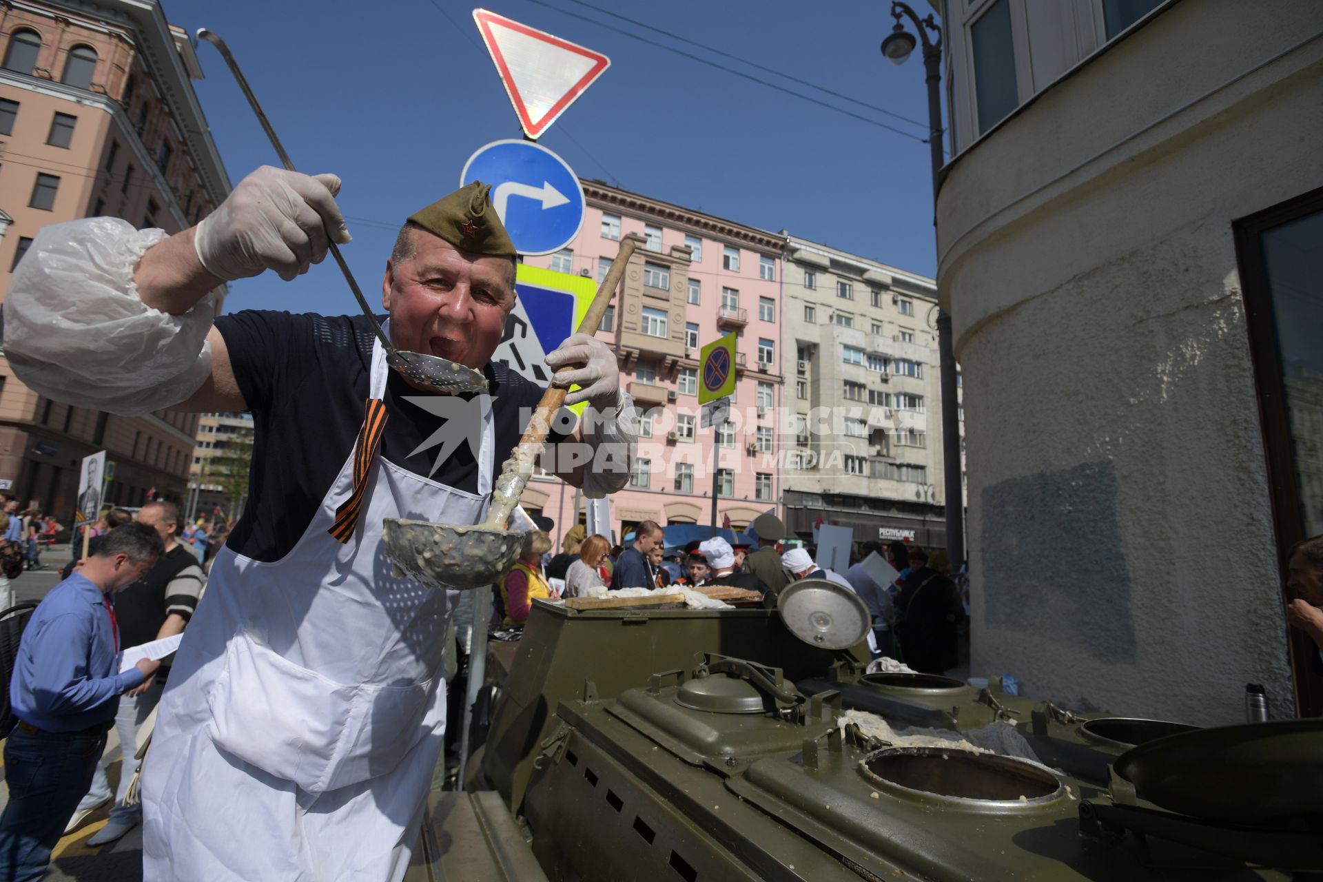 Москва. Участники акции `Бессмертный полк` на Тверской улице.
