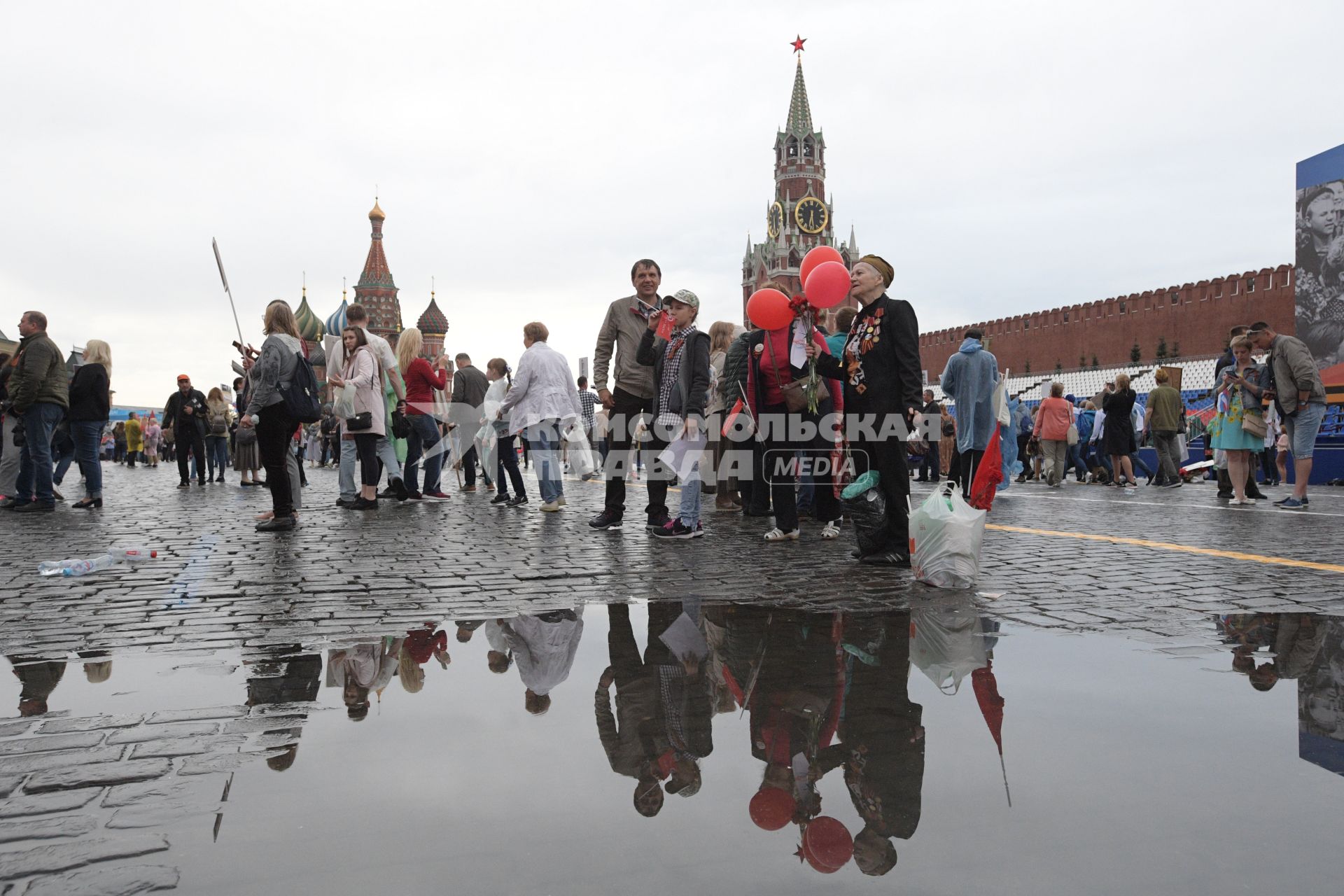 Москва. Участники акции `Бессмертный полк`на Красной площади.