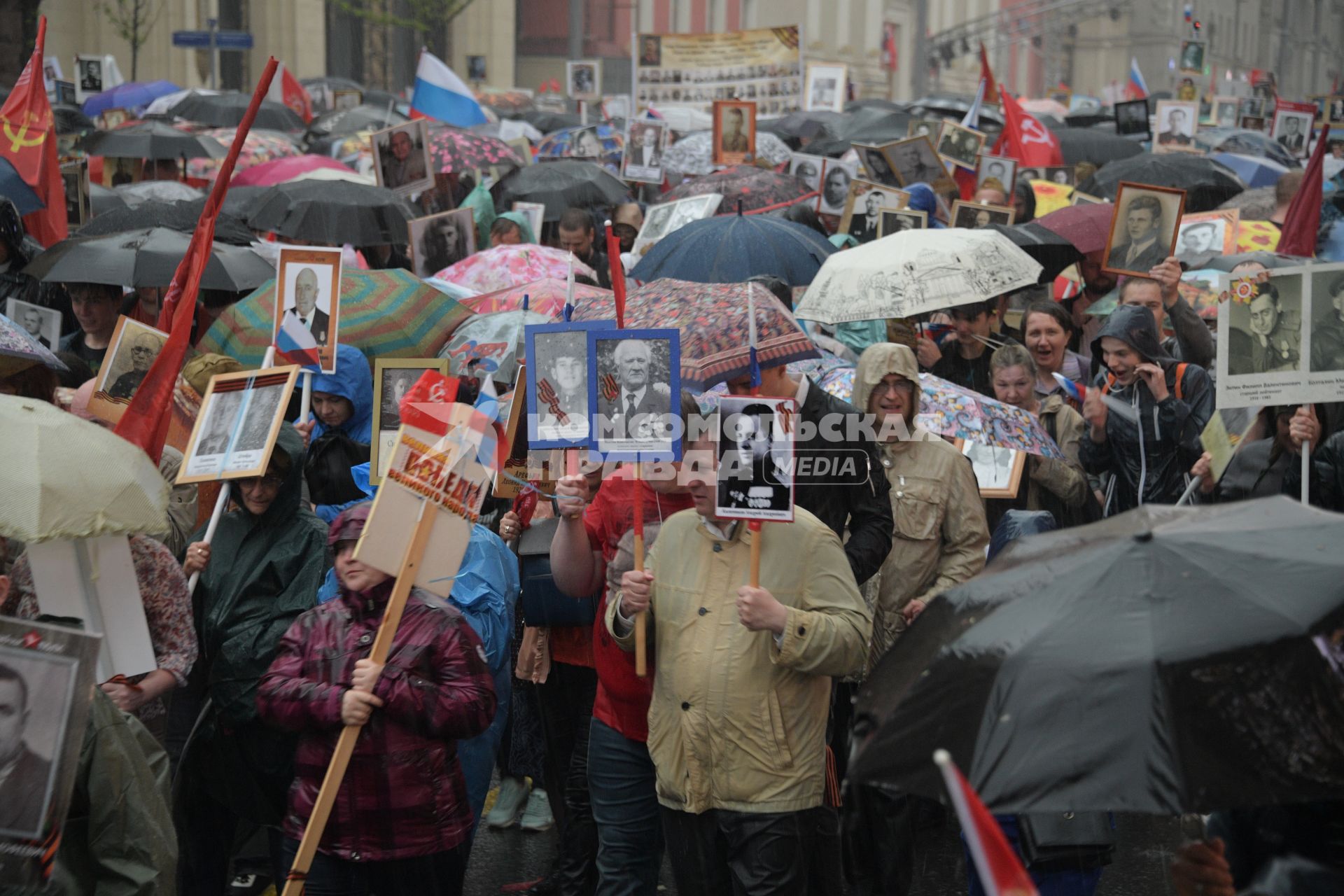 Москва. Участники акции `Бессмертный полк` на Тверской улице.