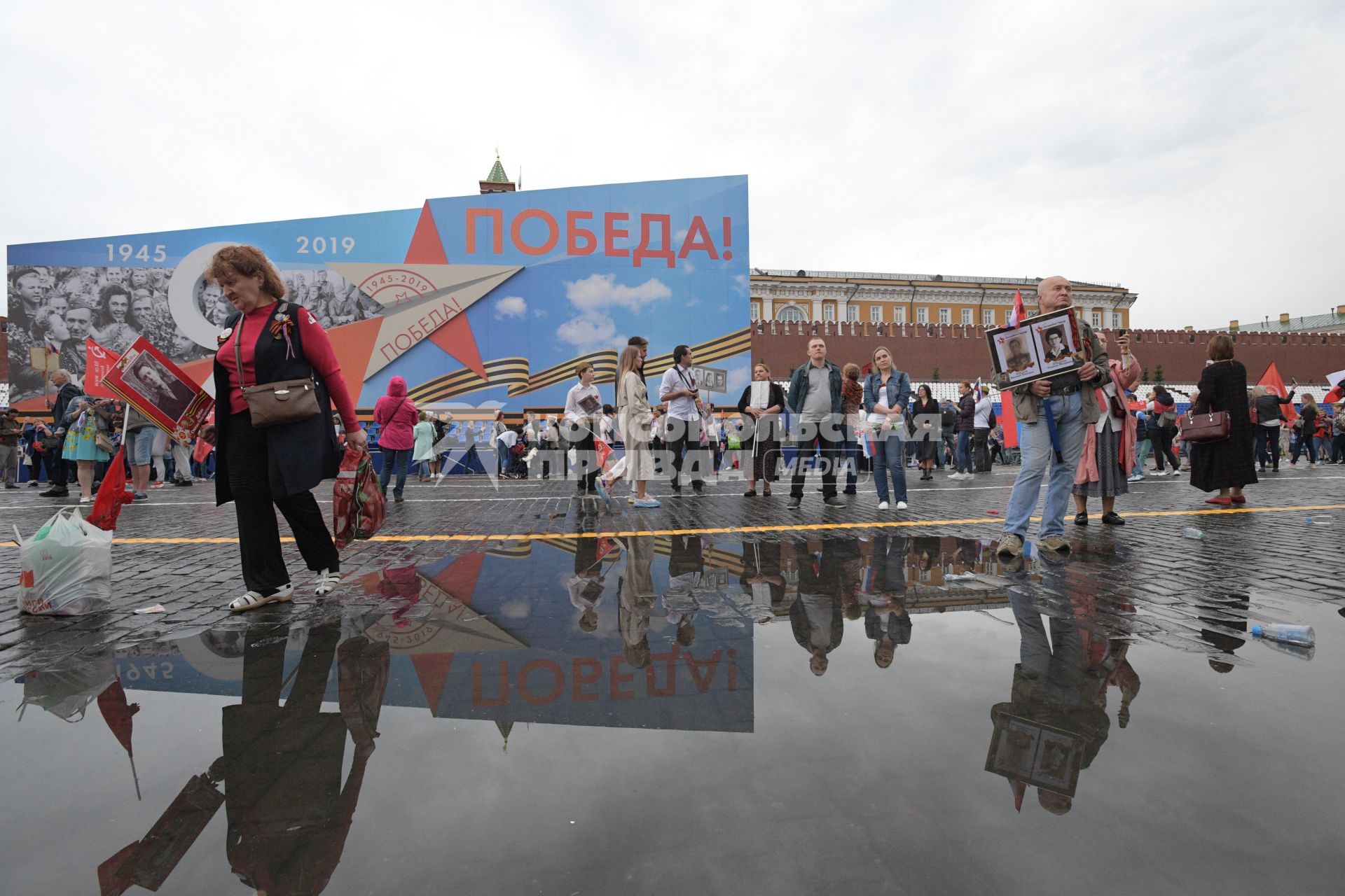 Москва. Участники акции `Бессмертный полк`на Красной площади.