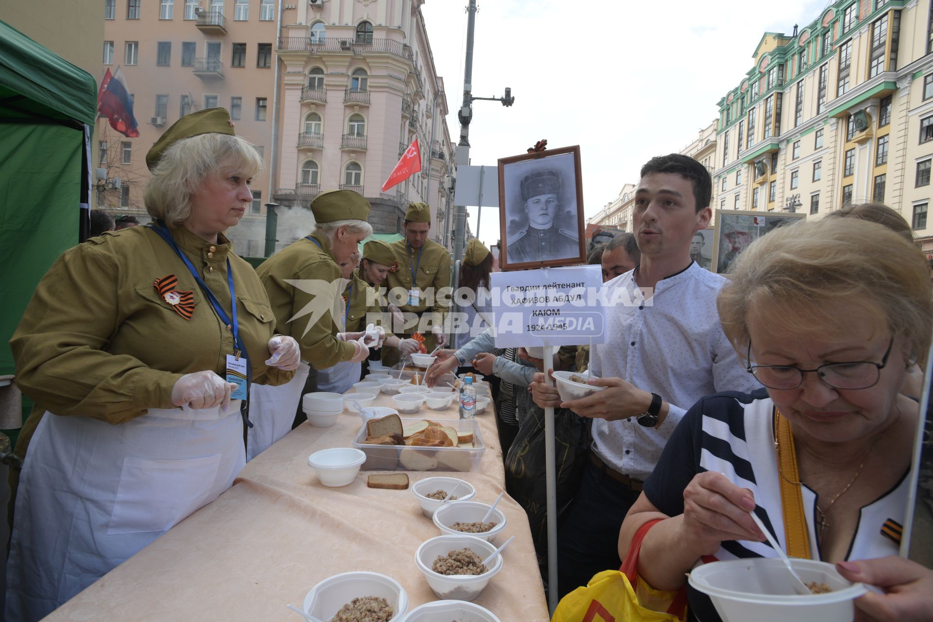 Москва. Полевая кухня во время проведения акции `Бессмертный полк` на Тверской улице.