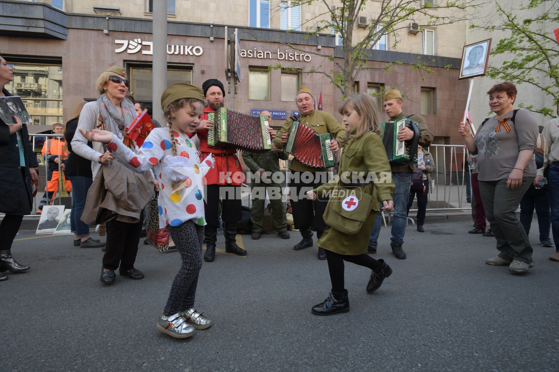 Москва. Участники акции `Бессмертный полк` на Тверской улице.
