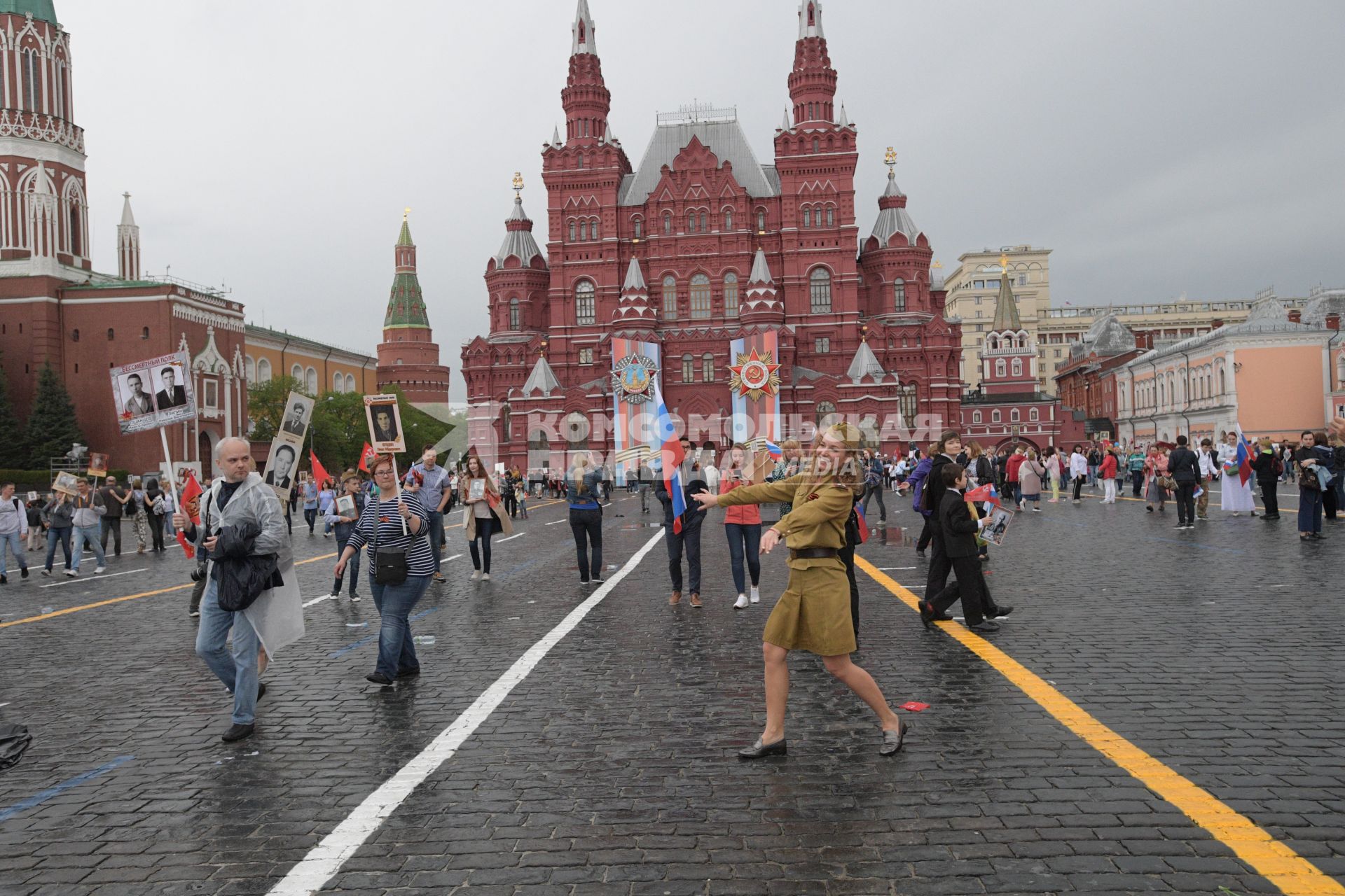 Москва. Участники акции `Бессмертный полк`на Красной площади.