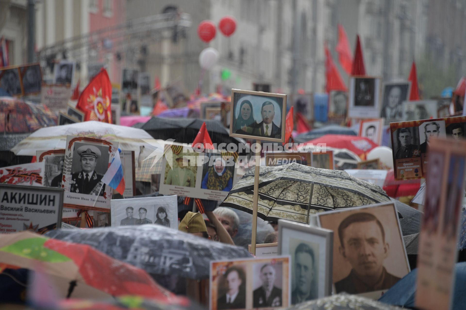Москва. Участники акции `Бессмертный полк` на Тверской улице.