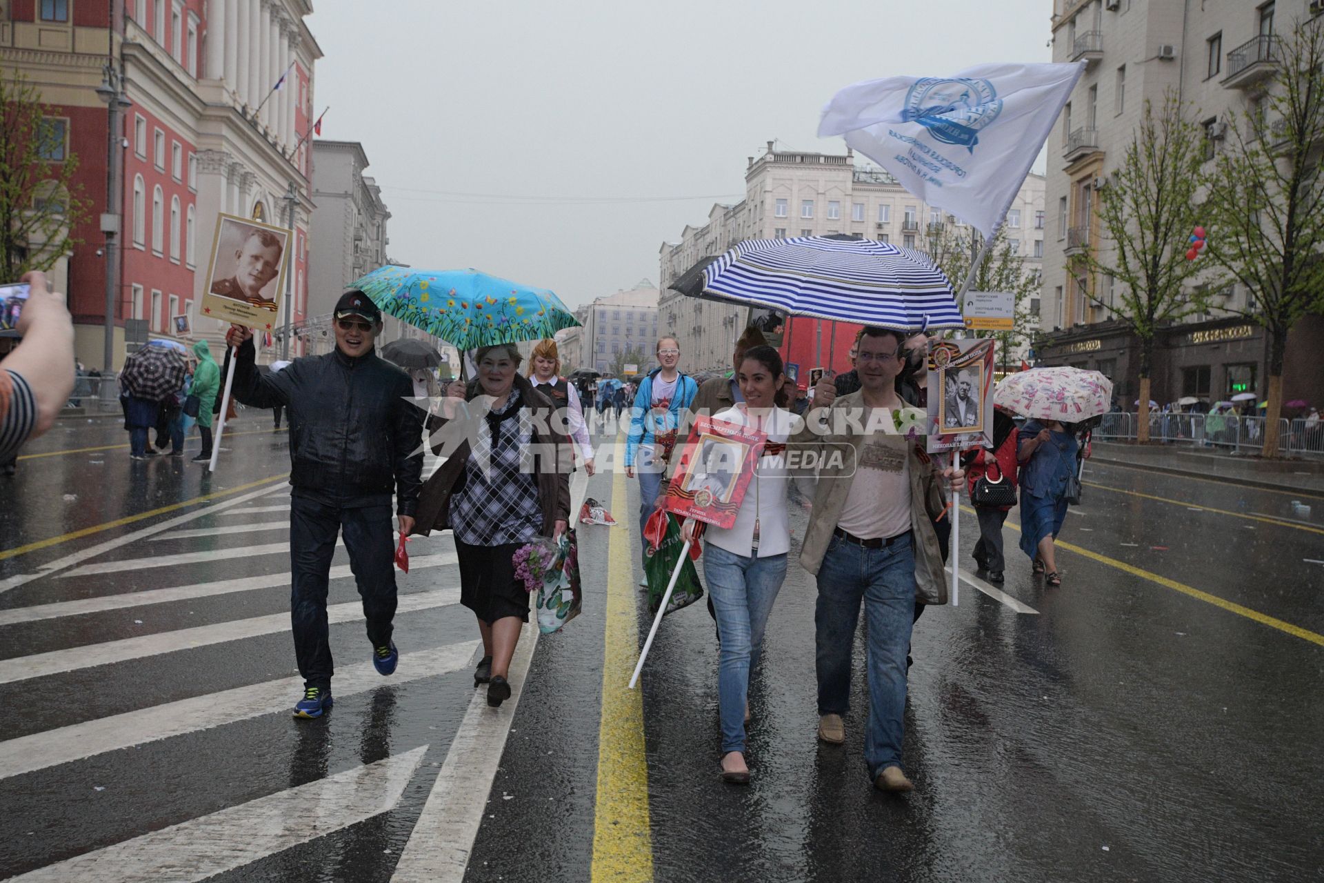 Москва. Участники акции `Бессмертный полк` на Тверской улице.