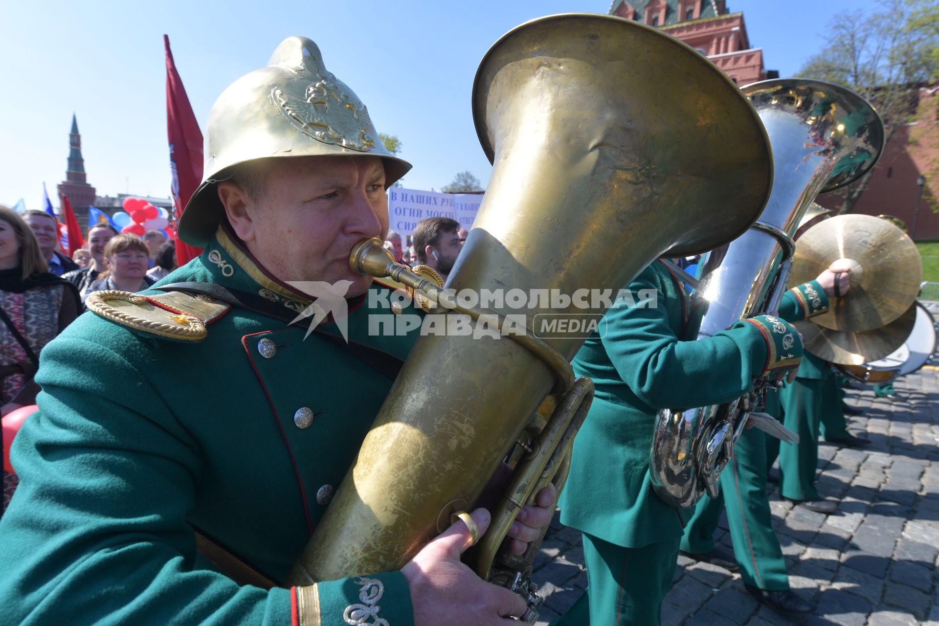 Москва. Музыканты духового оркестра  во время первомайской демонстрации.