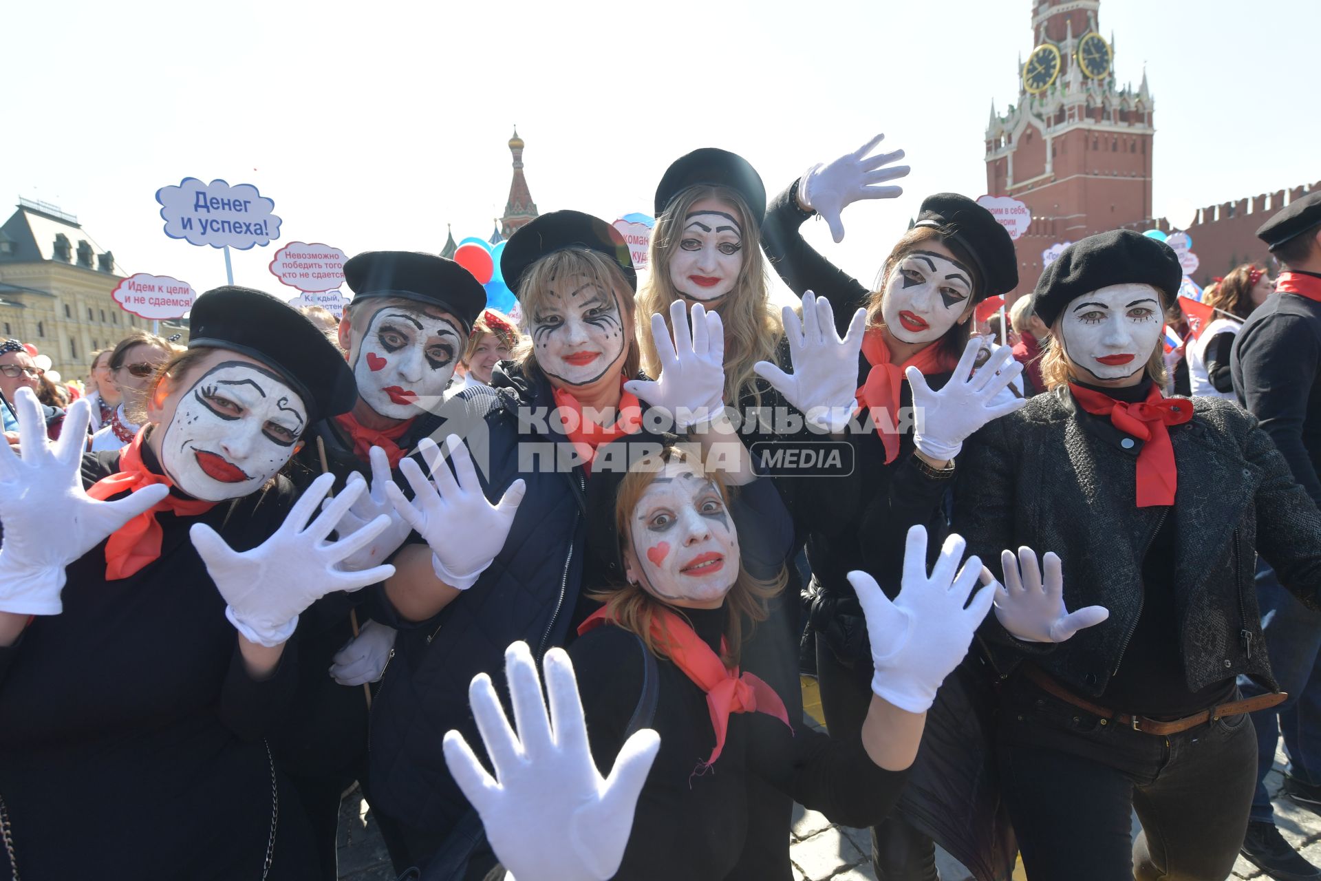 Москва.  Участники  первомайской демонстрации столичных профсоюзов на Красной площади.