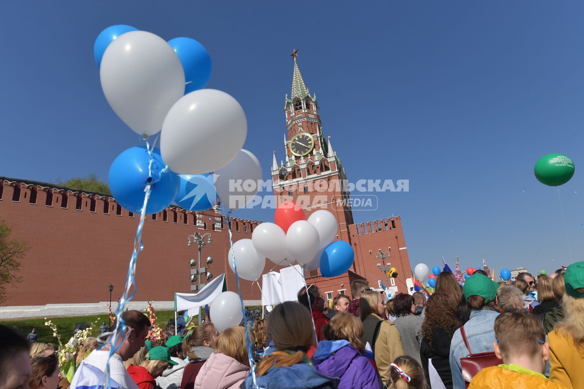 Москва.  Участники  первомайской демонстрации.