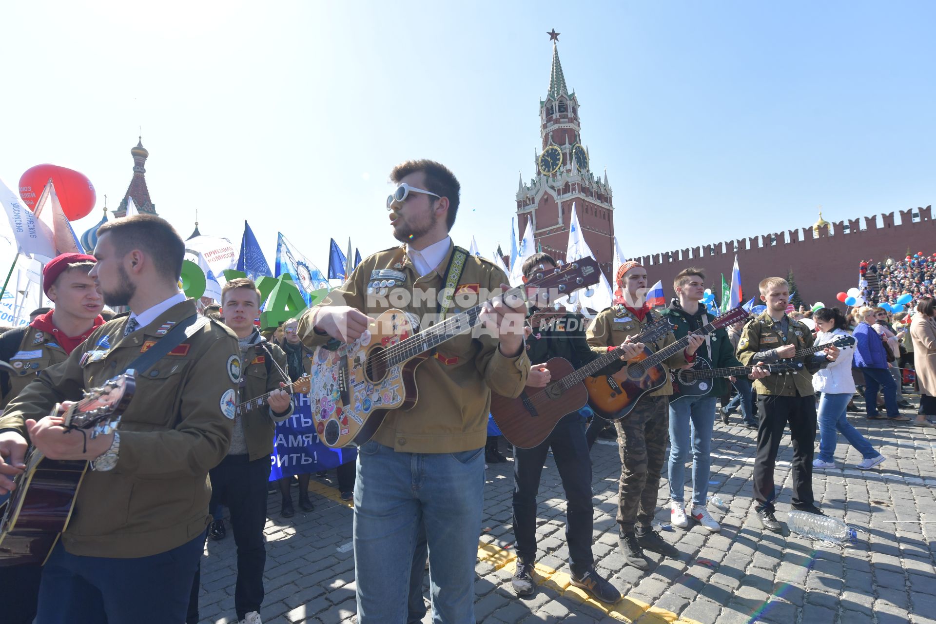 Москва.  Участники  первомайской демонстрации на Красной площади.