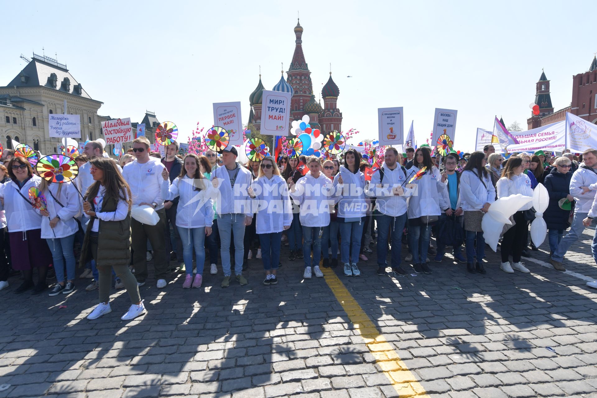 Москва.  Участники  первомайской демонстрации на Красной площади.