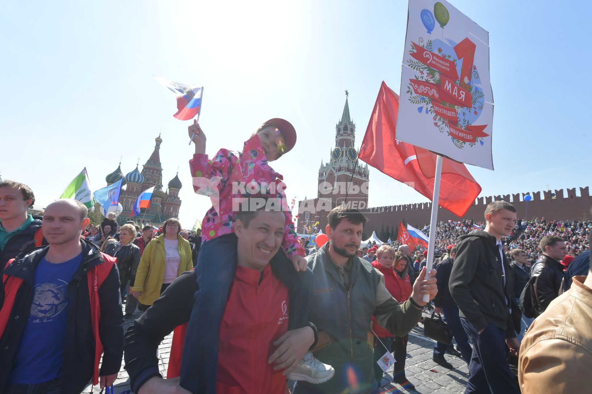 Москва.  Участники  первомайской демонстрации столичных профсоюзов на Красной площади.