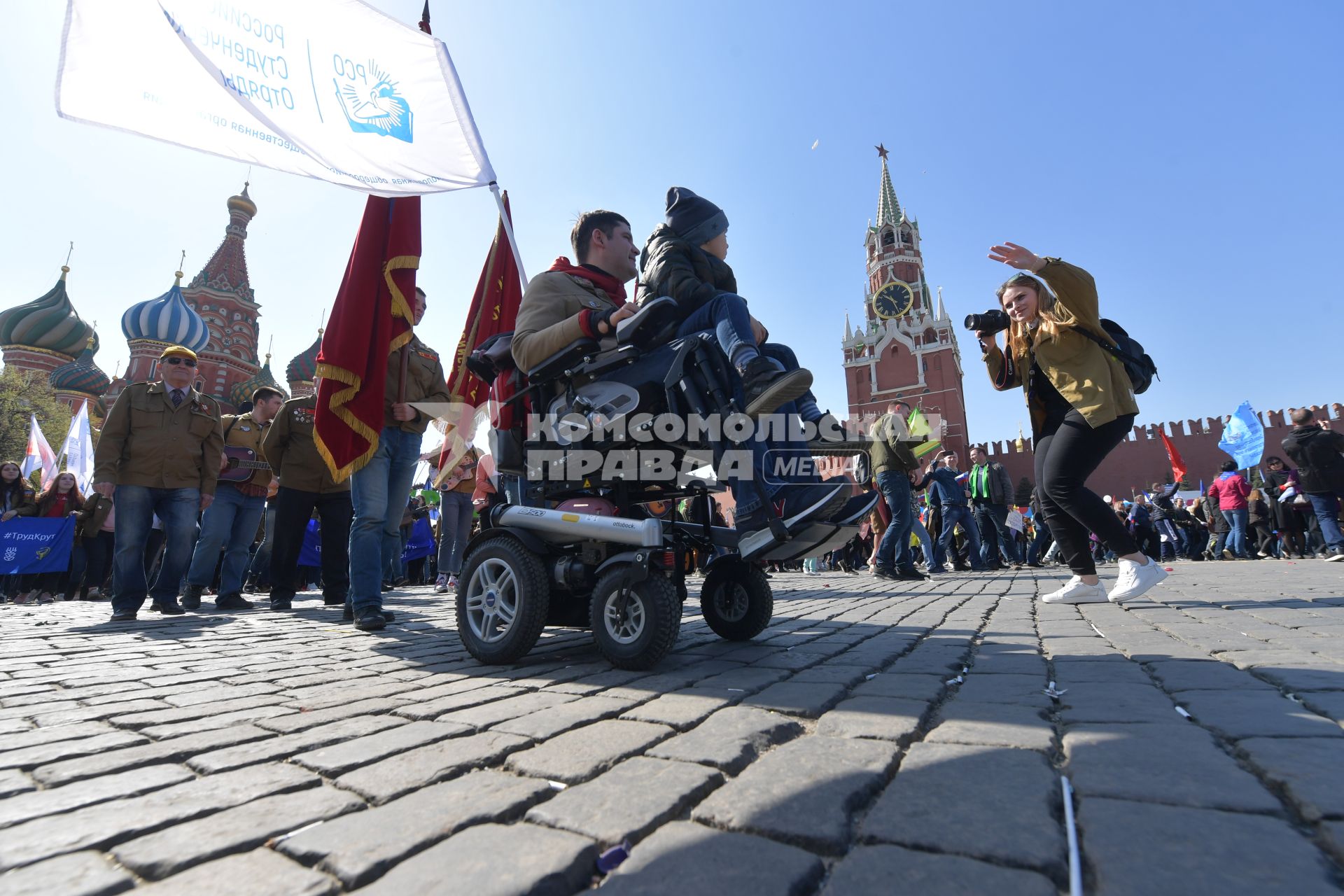 Москва.  Участники  первомайской демонстрации на Красной площади.