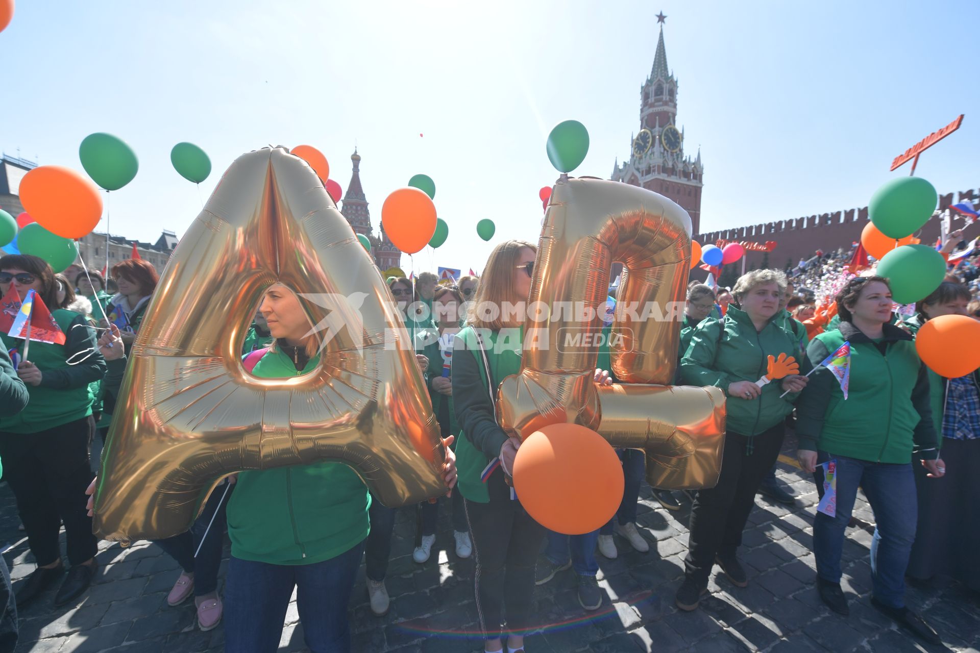 Москва.  Участники  первомайской демонстрации столичных профсоюзов на Красной площади.