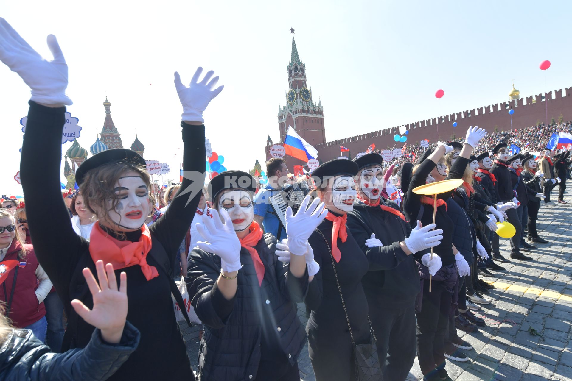 Москва.  Участники  первомайской демонстрации столичных профсоюзов на Красной площади.