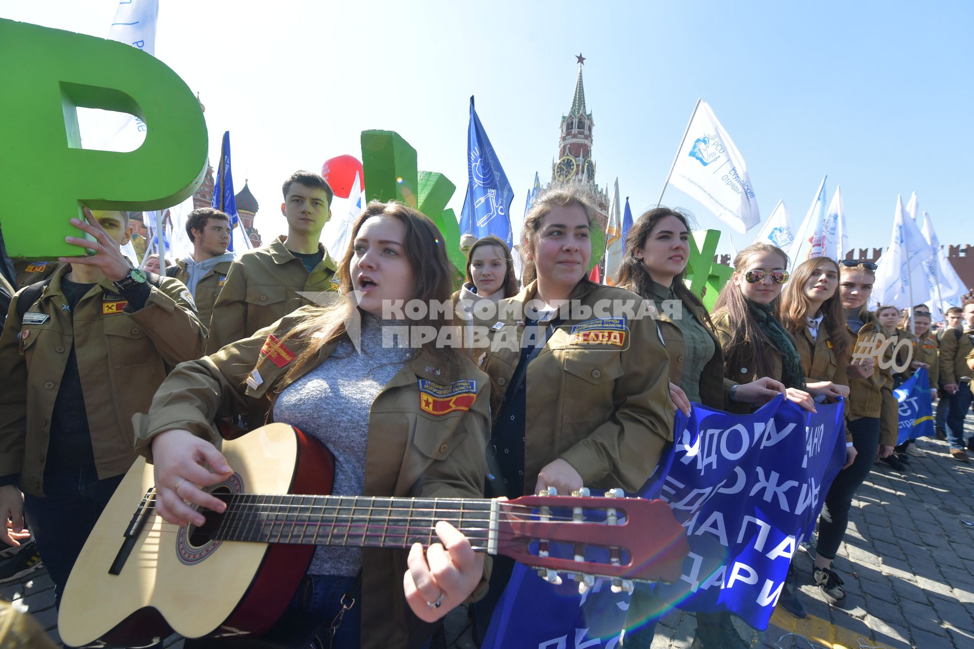 Москва.  Участники  первомайской демонстрации на Красной площади.