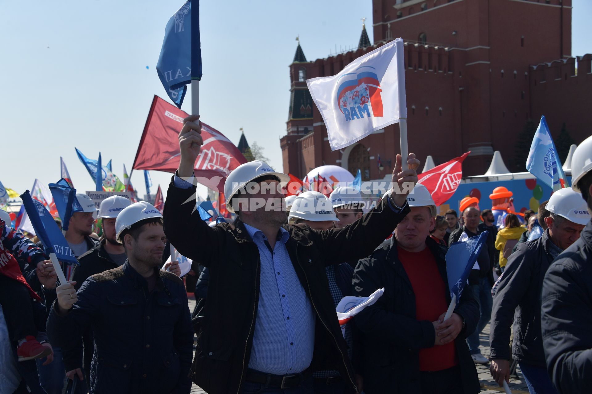 Москва.  Участники  первомайской демонстрации на Красной площади.