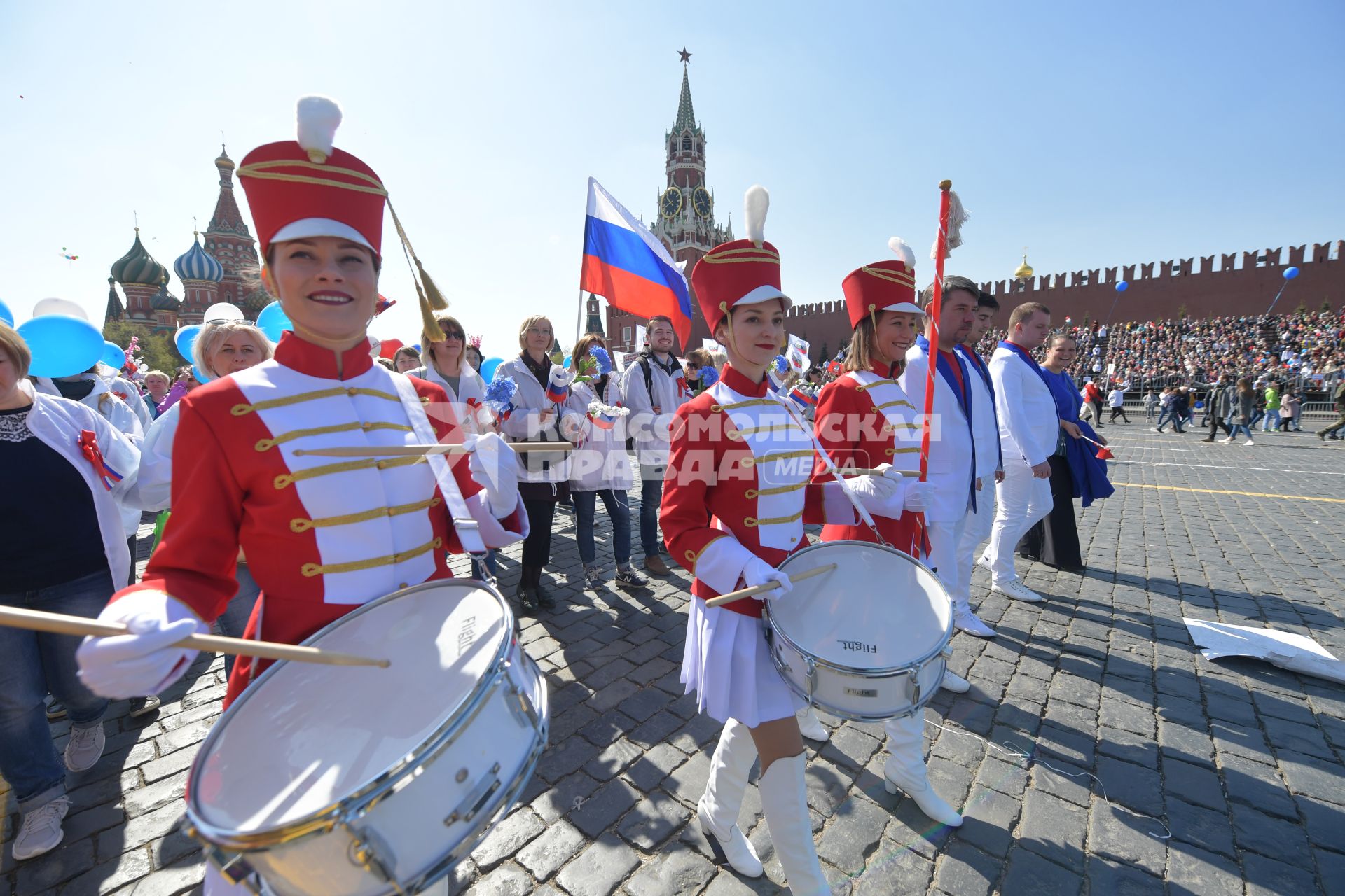 Москва.  Участники  первомайской демонстрации на Красной площади.