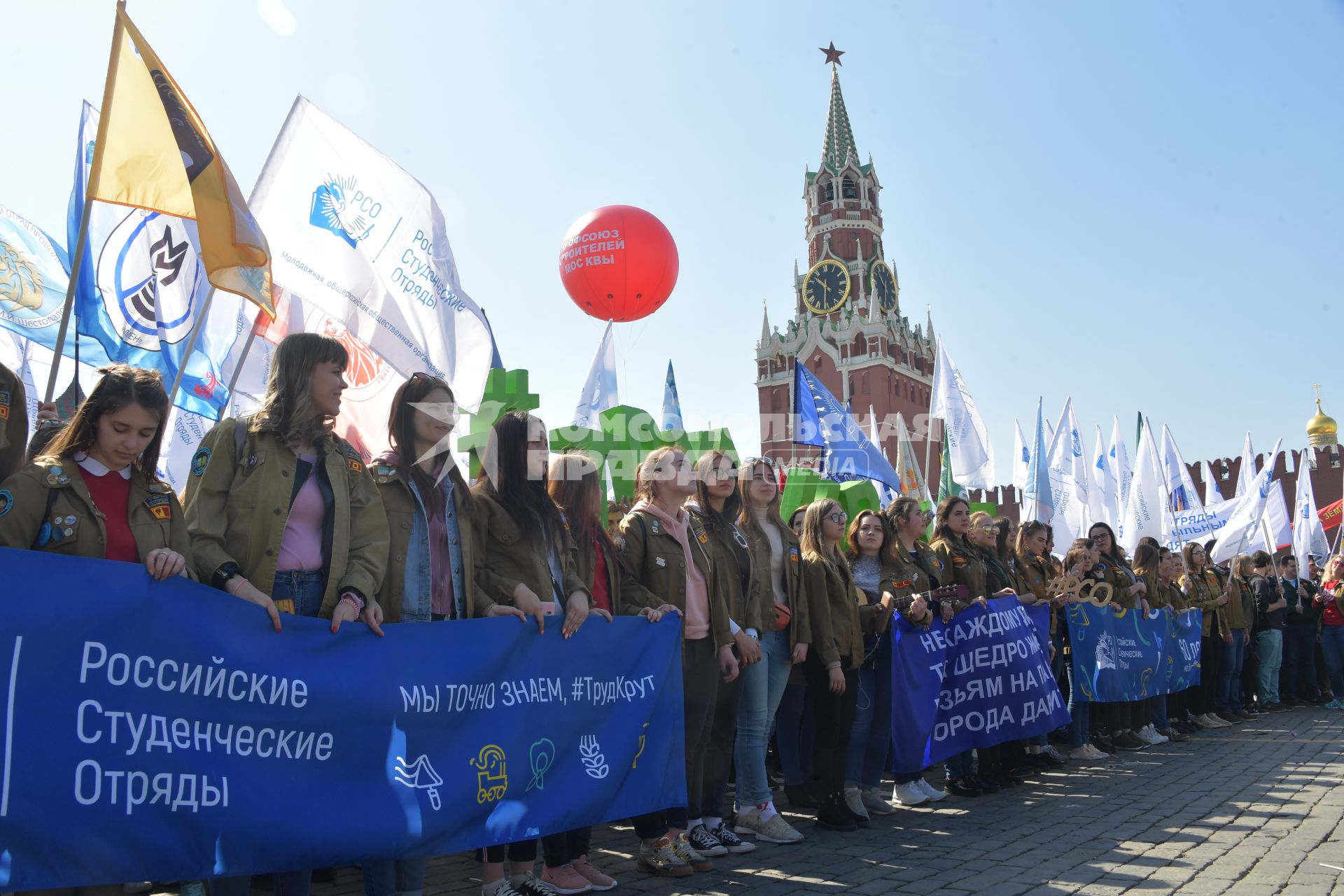 Москва.  Участники  первомайской демонстрации на Красной площади.