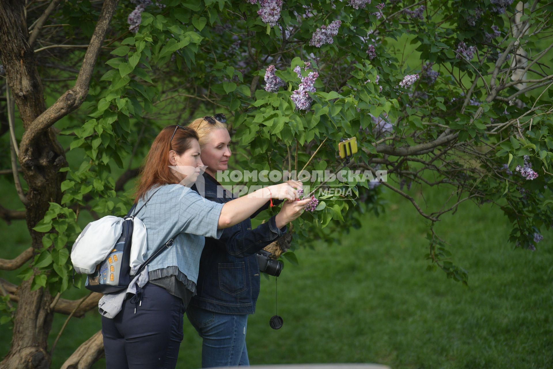 Москва.  Женщины фотографируются в парке `Зарядье`.