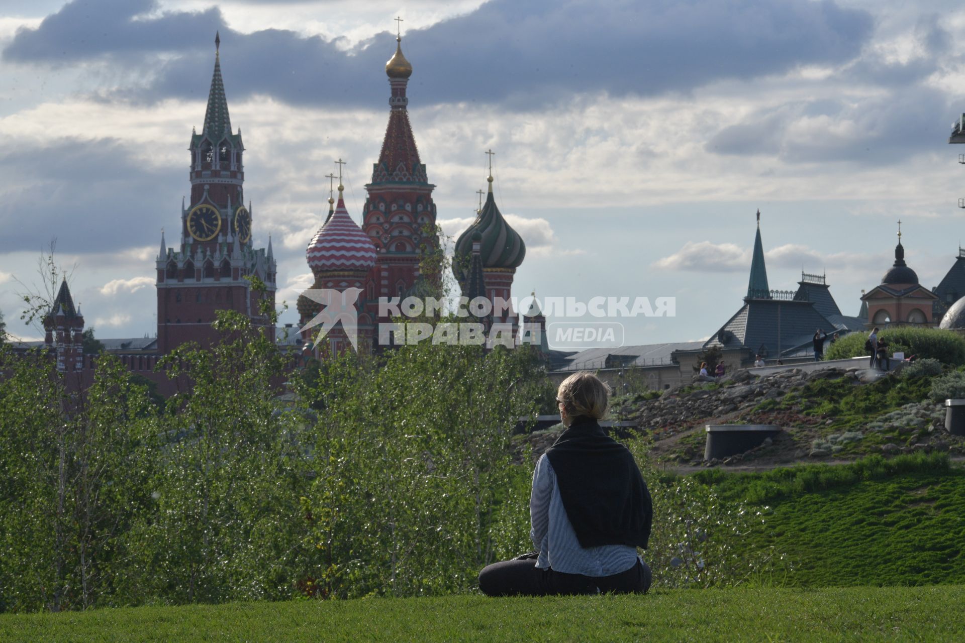 Москва.  Девушка  в парке `Зарядье`.