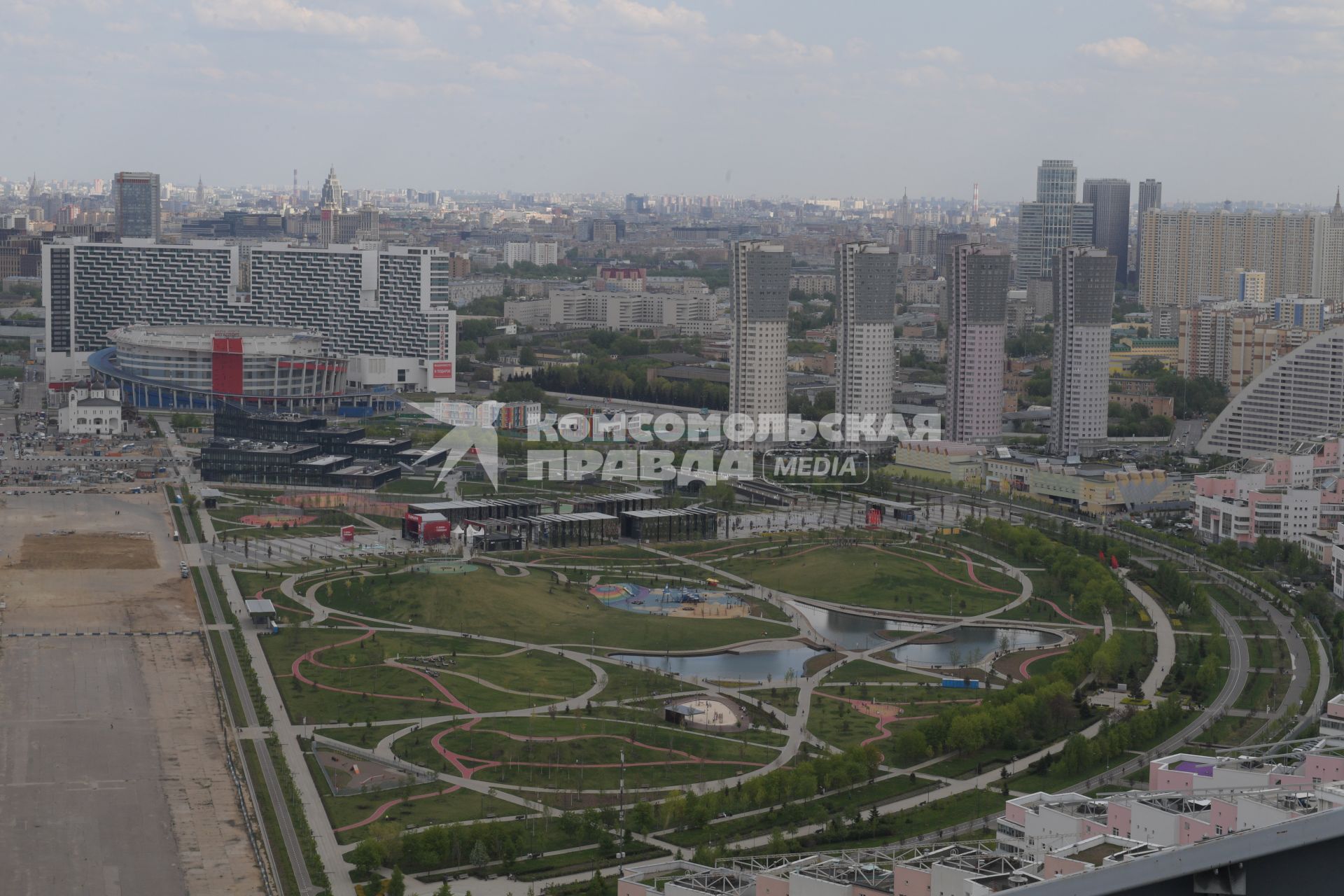 Москва.  Панорама города с крыши стадиона ЦСКА - `Арена ЦСКА`.