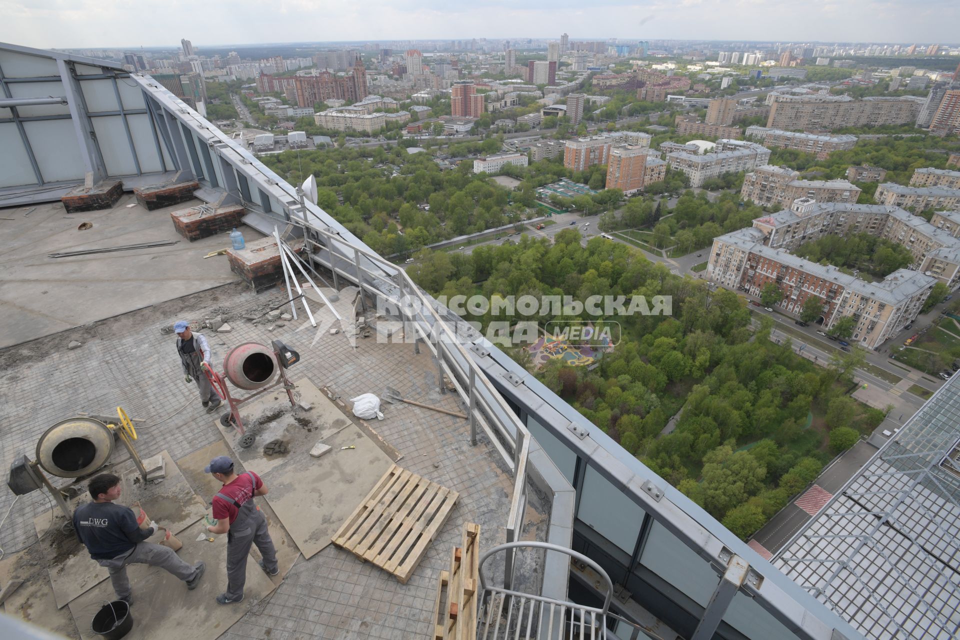 Москва.  Рабочие на крыше стадиона ЦСКА - `Арена ЦСКА`.