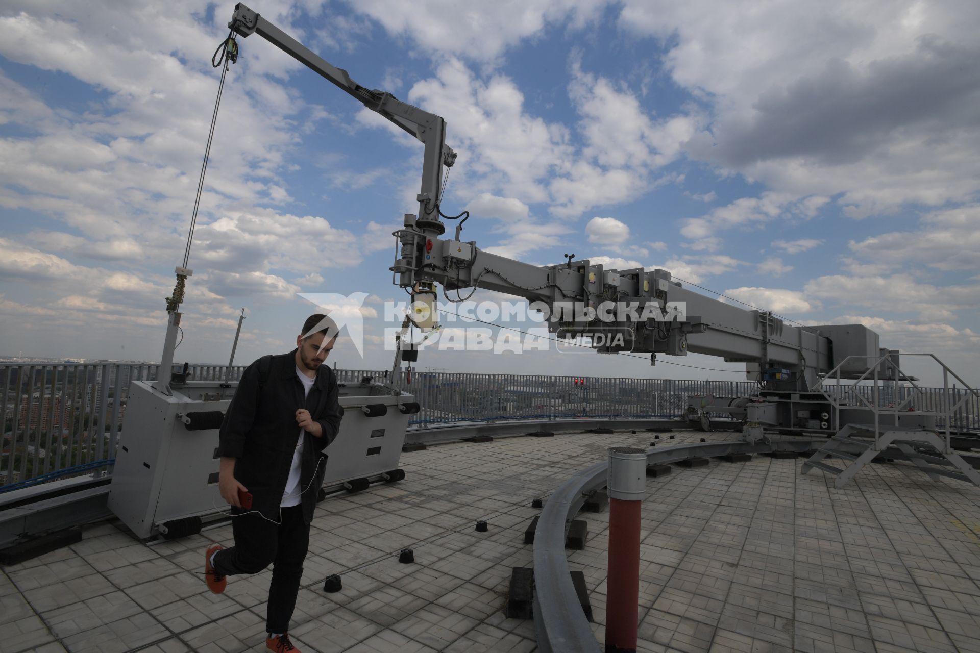 Москва.  Устройство для мытья окон на крыше стадиона ЦСКА - `Арена ЦСКА`.