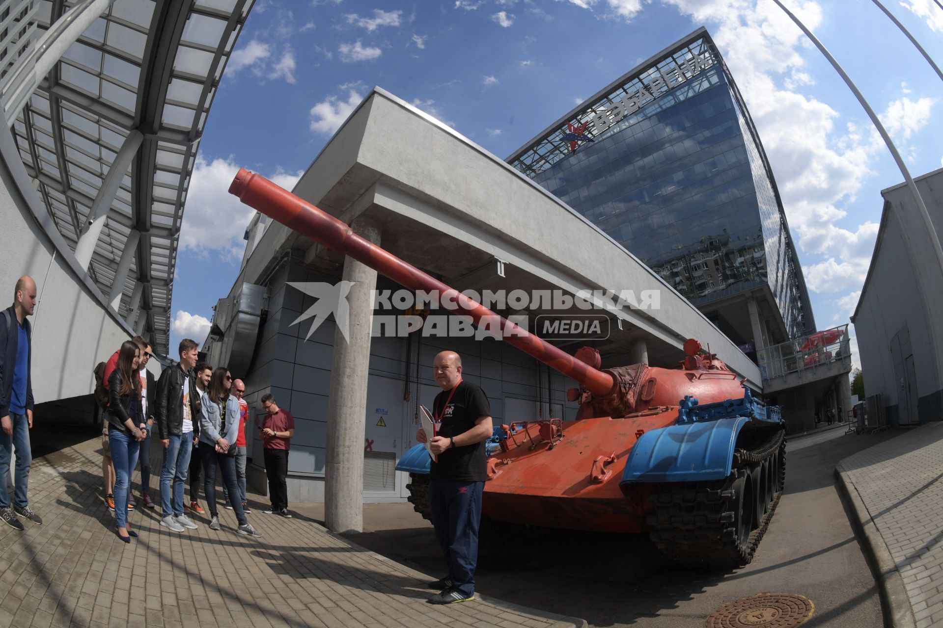 Москва. Российский Танк Т-55, раскрашенный в цвета  и с эмблемой фк ЦСКА на территории стадиона.