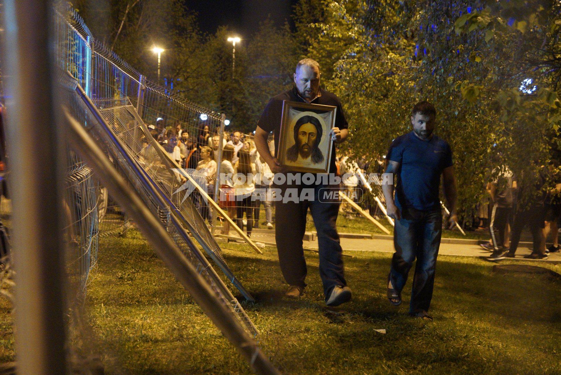 Екатеринбург. Сквер у Драмтеатра. Первый день протестов горожан против строительства  храма святой Екатерины. На месте этого сквера к 2023 году планируется построить храм святой Екатерины. В ночь на 13 мая был установлен забор вокруг сквера, что вызвало волну протестов горожан