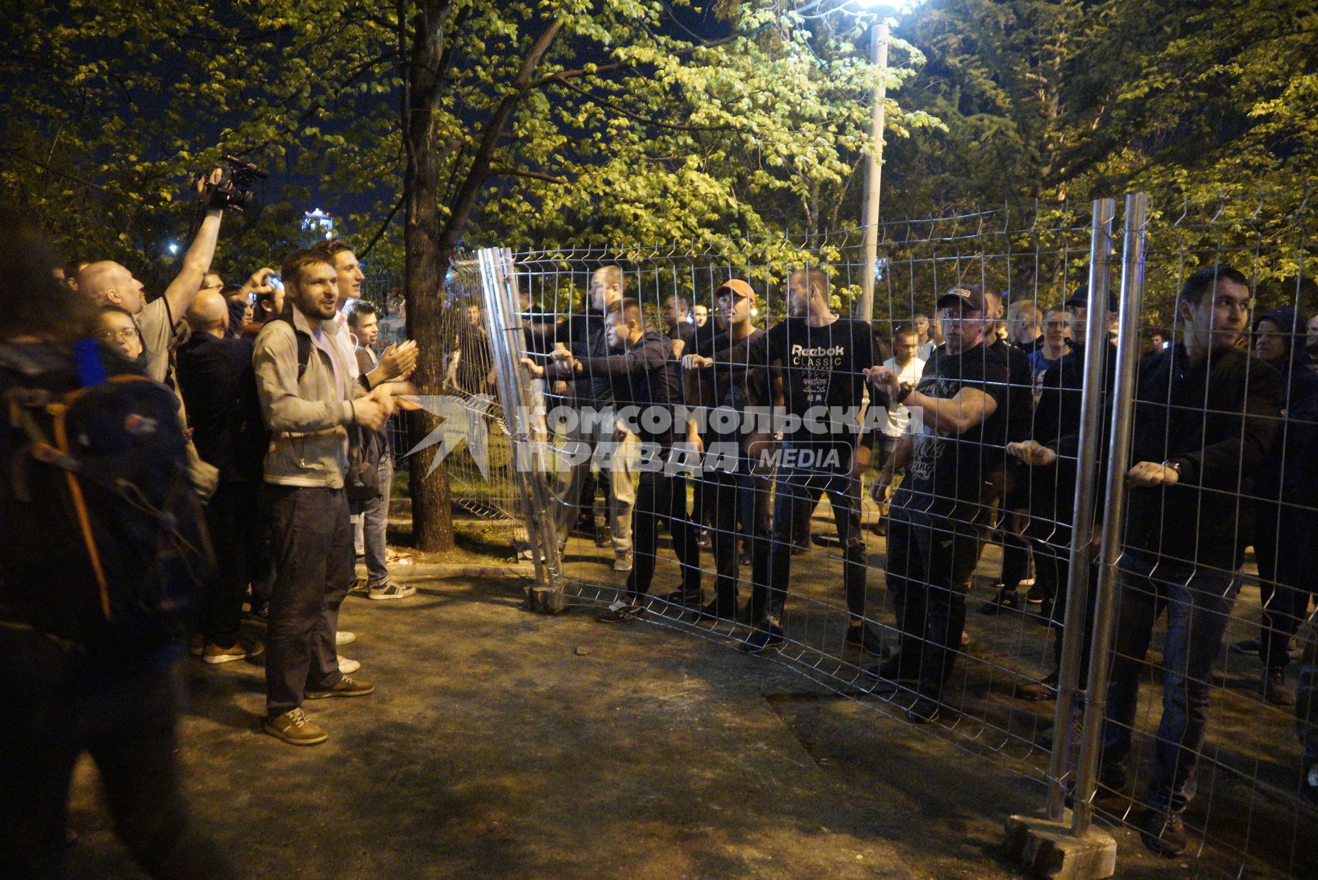 Екатеринбург. Сквер у Драмтеатра. Первый день протестов горожан против строительства  храма святой Екатерины. На месте этого сквера к 2023 году планируется построить храм святой Екатерины. В ночь на 13 мая был установлен забор вокруг сквера, что вызвало волну протестов горожан