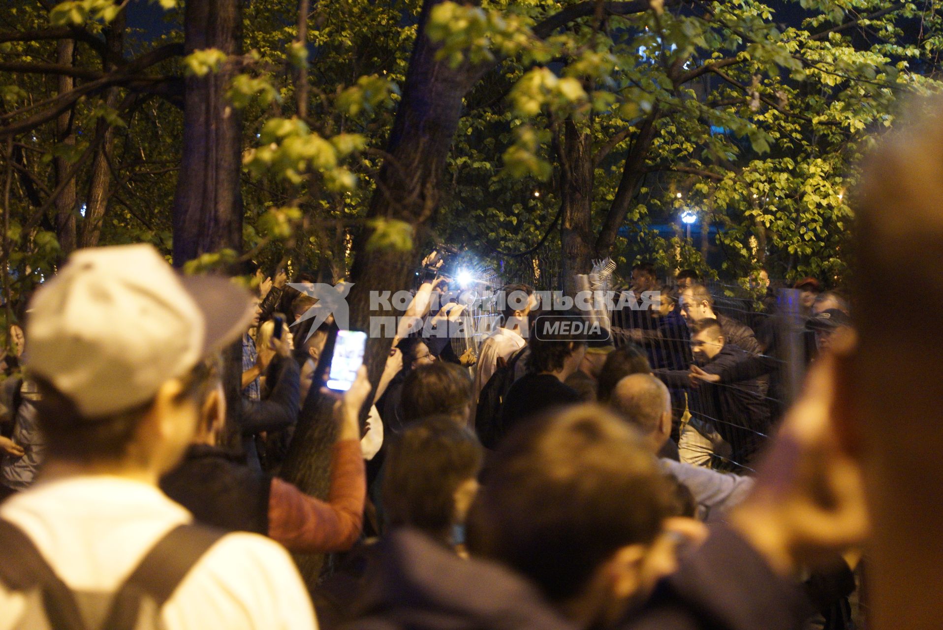 Екатеринбург. Сквер у Драмтеатра. Первый день протестов горожан против строительства  храма святой Екатерины. На месте этого сквера к 2023 году планируется построить храм святой Екатерины. В ночь на 13 мая был установлен забор вокруг сквера, что вызвало волну протестов горожан