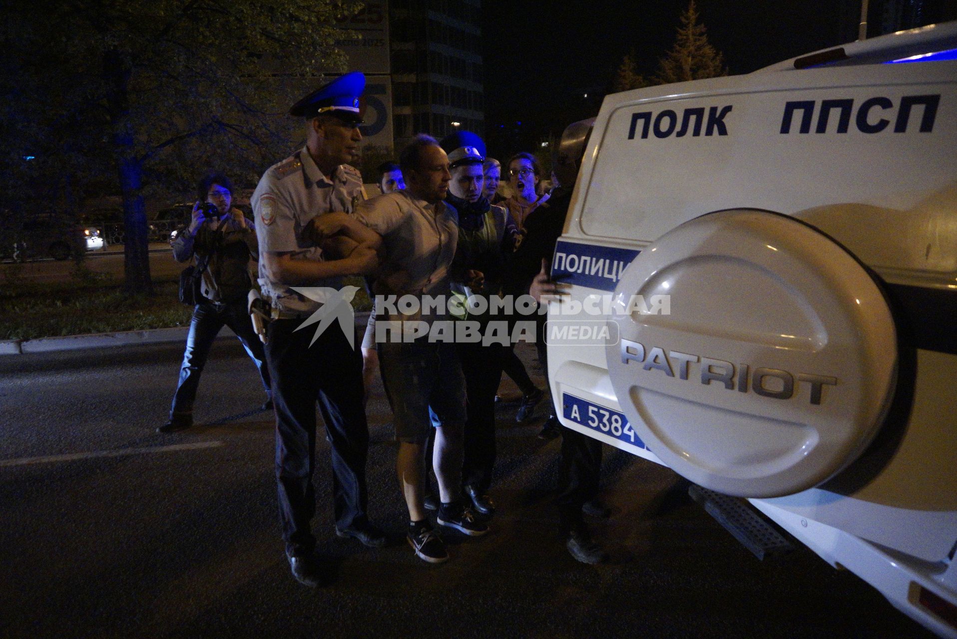 Екатеринбург. Сквер у Драмтеатра. Первый день протестов горожан против строительства  храма святой Екатерины. На месте этого сквера к 2023 году планируется построить храм святой Екатерины. В ночь на 13 мая был установлен забор вокруг сквера, что вызвало волну протестов горожан