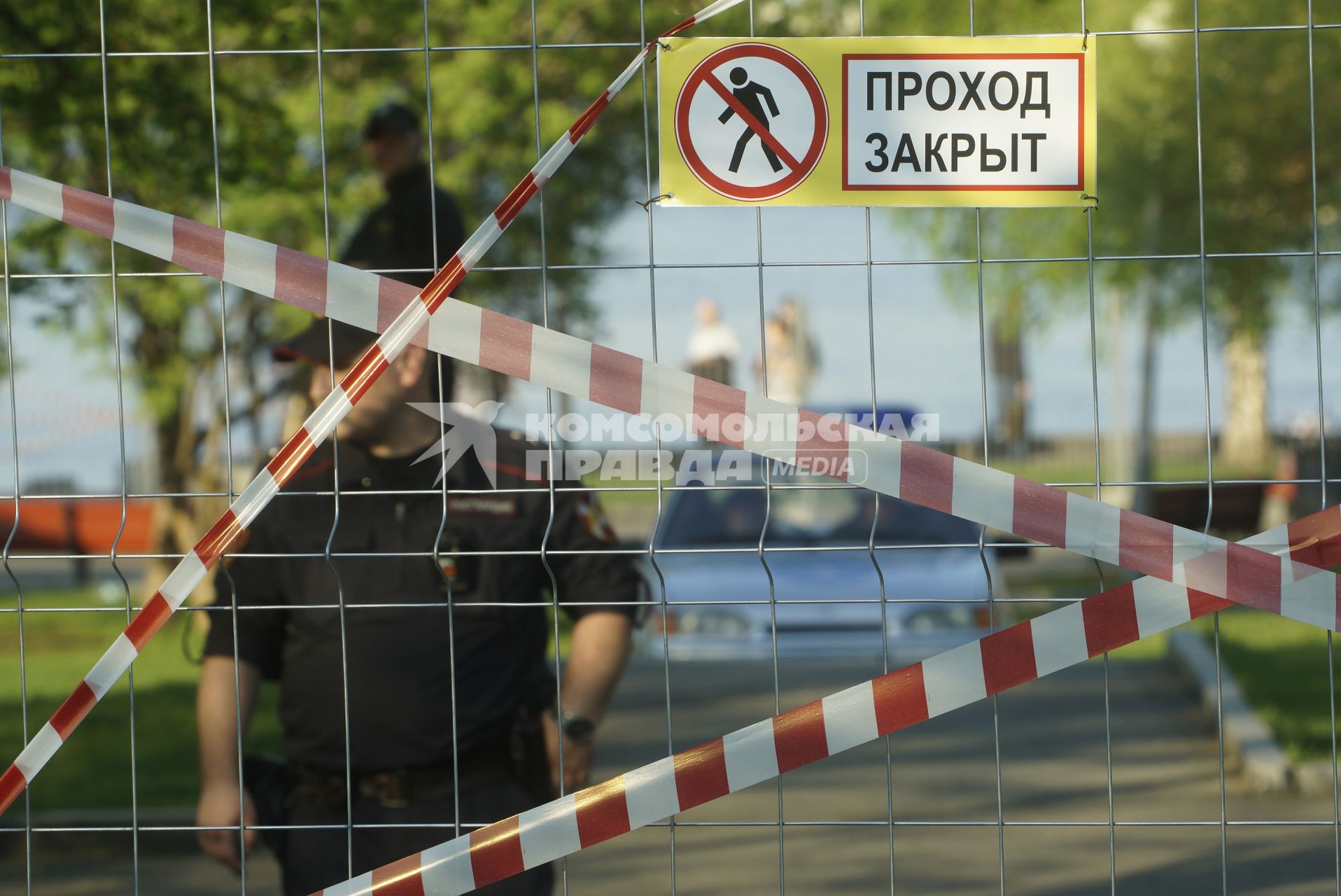 Екатеринбург. Сквер у Драмтеатра. Горожане собираются у сквера в первый день протестов против строительства храма святой Екатерины. На месте этого сквера к 2023 году планируется построить храм святой Екатерины. В ночь на 13 мая был установлен забор вокруг сквера, что вызвало волну протестов горожан