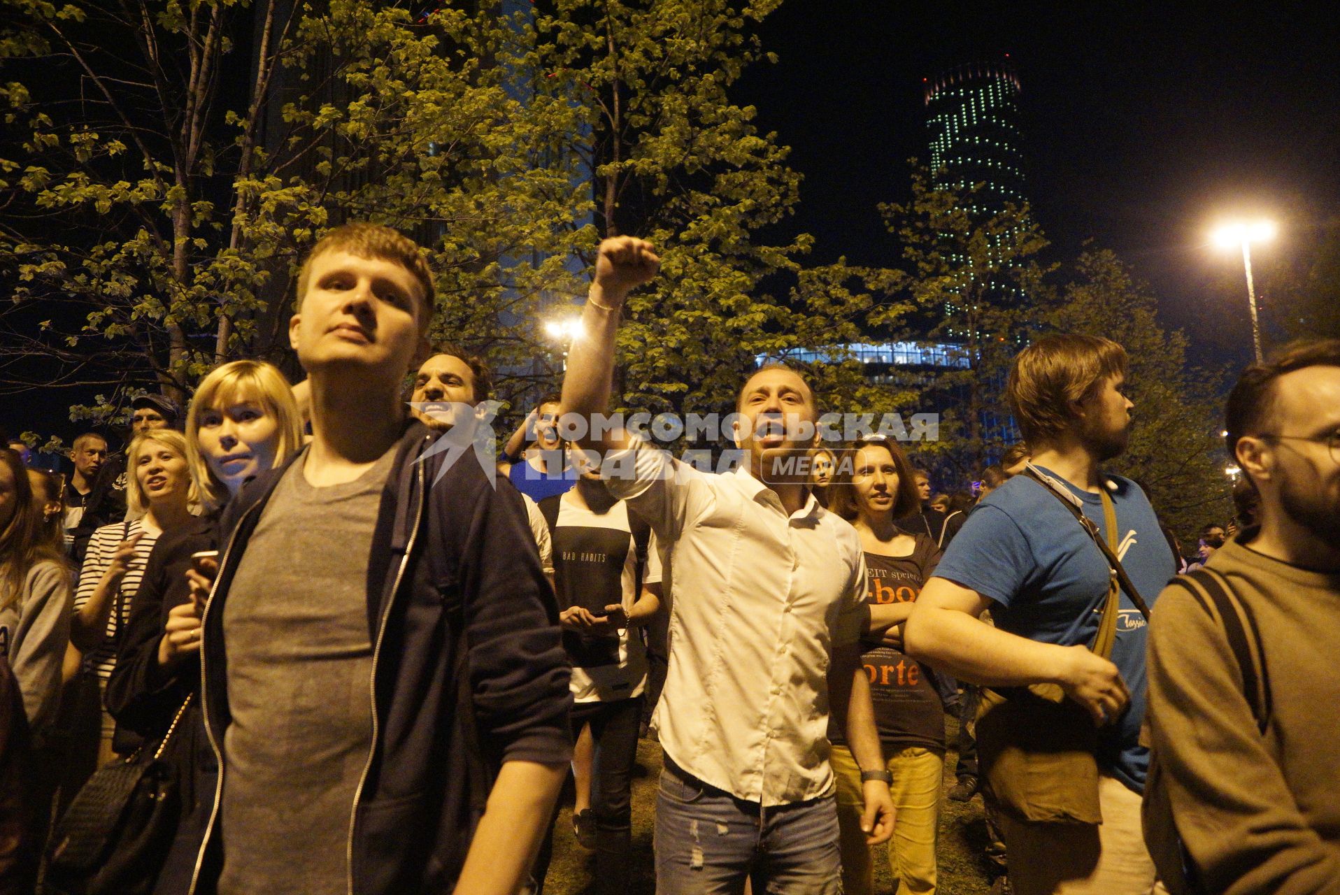 Екатеринбург. Сквер у Драмтеатра. Первый день протестов горожан против строительства  храма святой Екатерины. На месте этого сквера к 2023 году планируется построить храм святой Екатерины. В ночь на 13 мая был установлен забор вокруг сквера, что вызвало волну протестов горожан