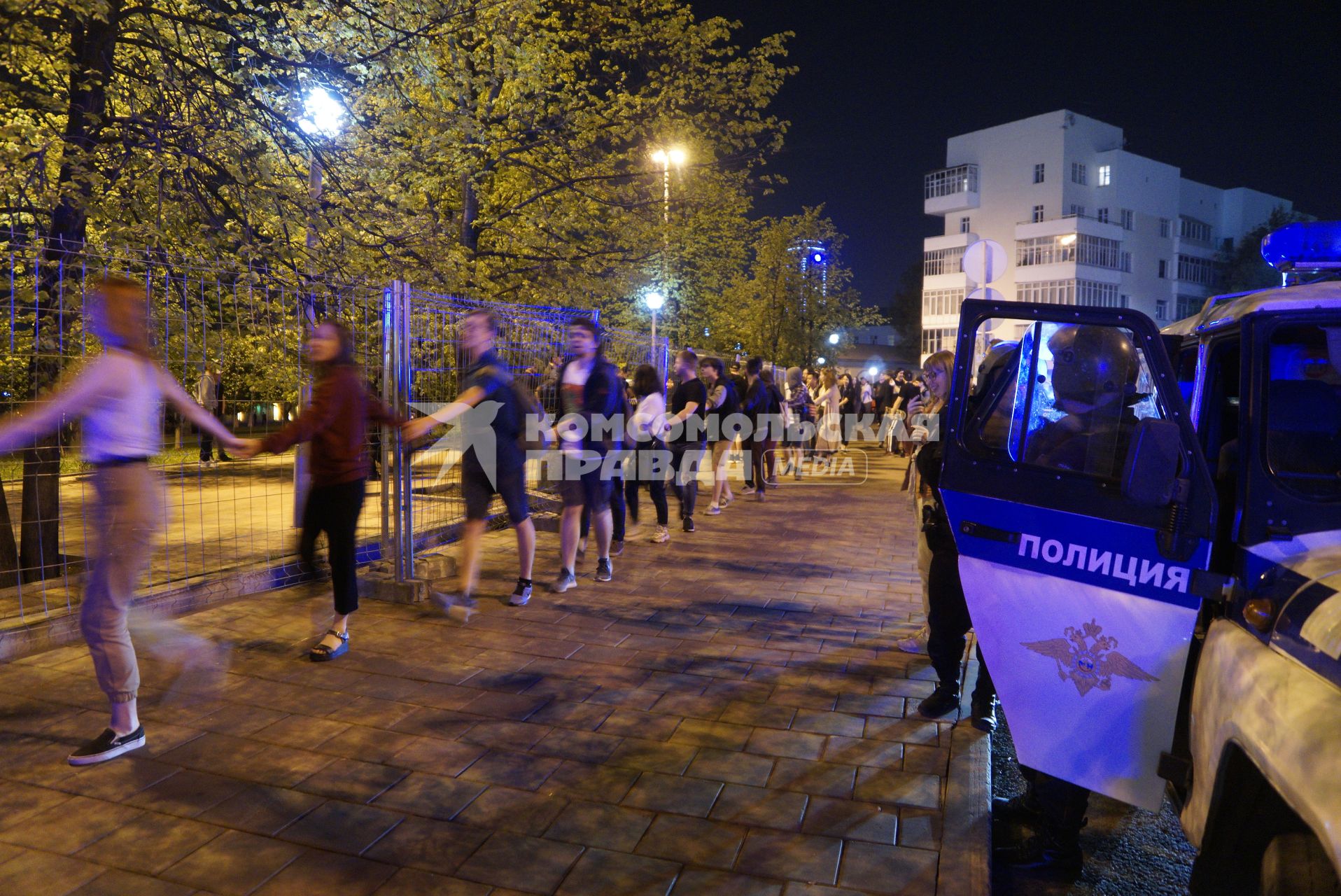 Екатеринбург. Сквер у Драмтеатра. Первый день протестов горожан против строительства  храма святой Екатерины. На месте этого сквера к 2023 году планируется построить храм святой Екатерины. В ночь на 13 мая был установлен забор вокруг сквера, что вызвало волну протестов горожан