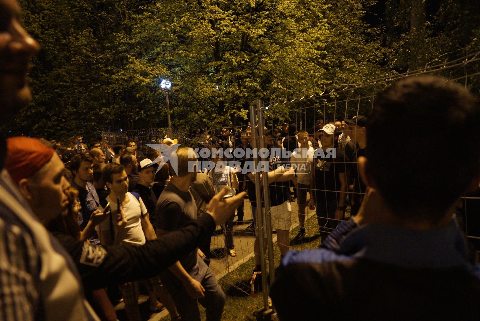 Екатеринбург. Сквер у Драмтеатра. Горожане в первый день протеста против строительство  храма святой Екатерины.На месте этого сквера к 2023 году планируется построить храм святой Екатерины. В ночь на 13 мая был установлен забор вокруг сквера, что вызвало волну протестов горожан