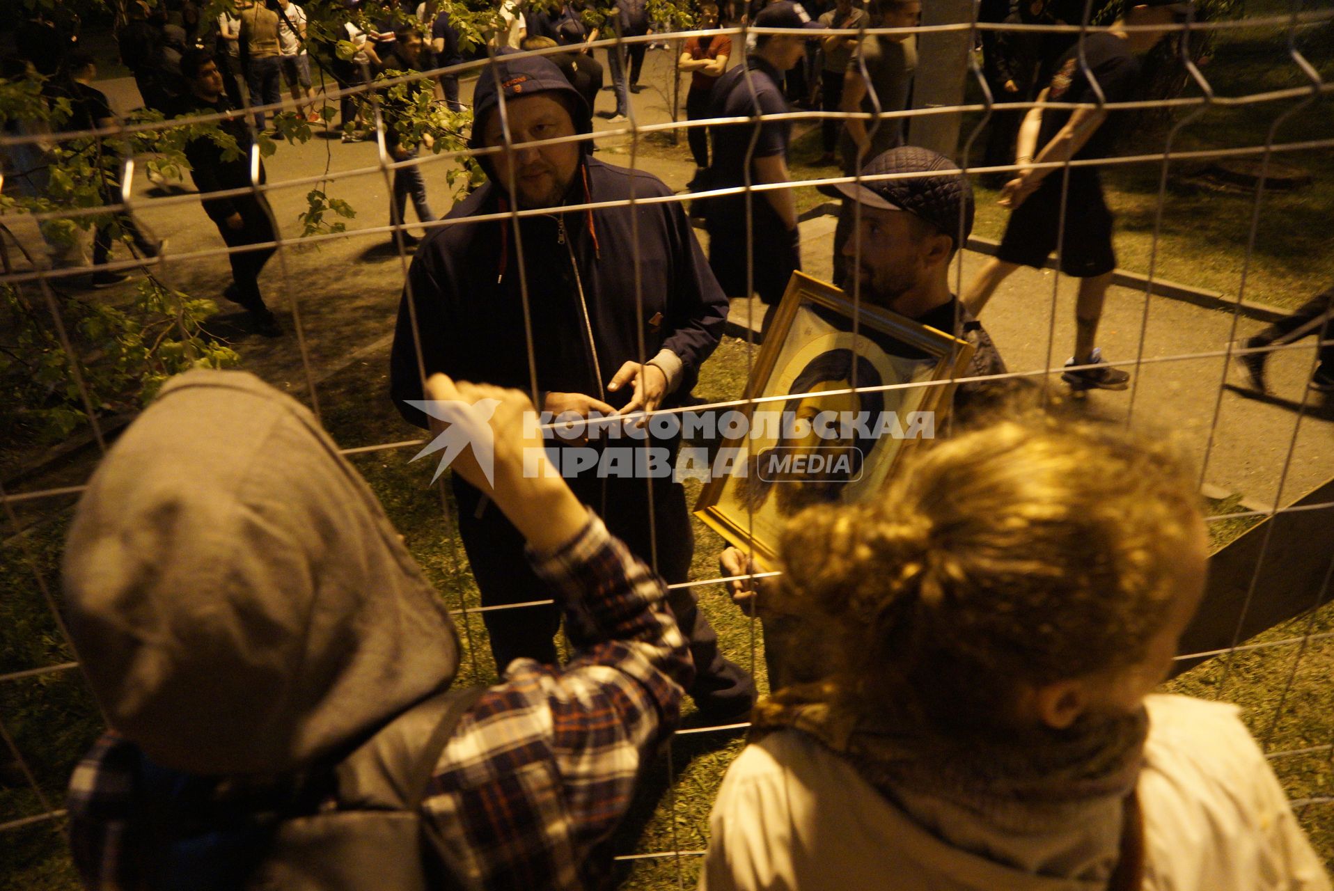 Екатеринбург. Сквер у Драмтеатра. Первый день протестов горожан против строительства  храма святой Екатерины. На месте этого сквера к 2023 году планируется построить храм святой Екатерины. В ночь на 13 мая был установлен забор вокруг сквера, что вызвало волну протестов горожан